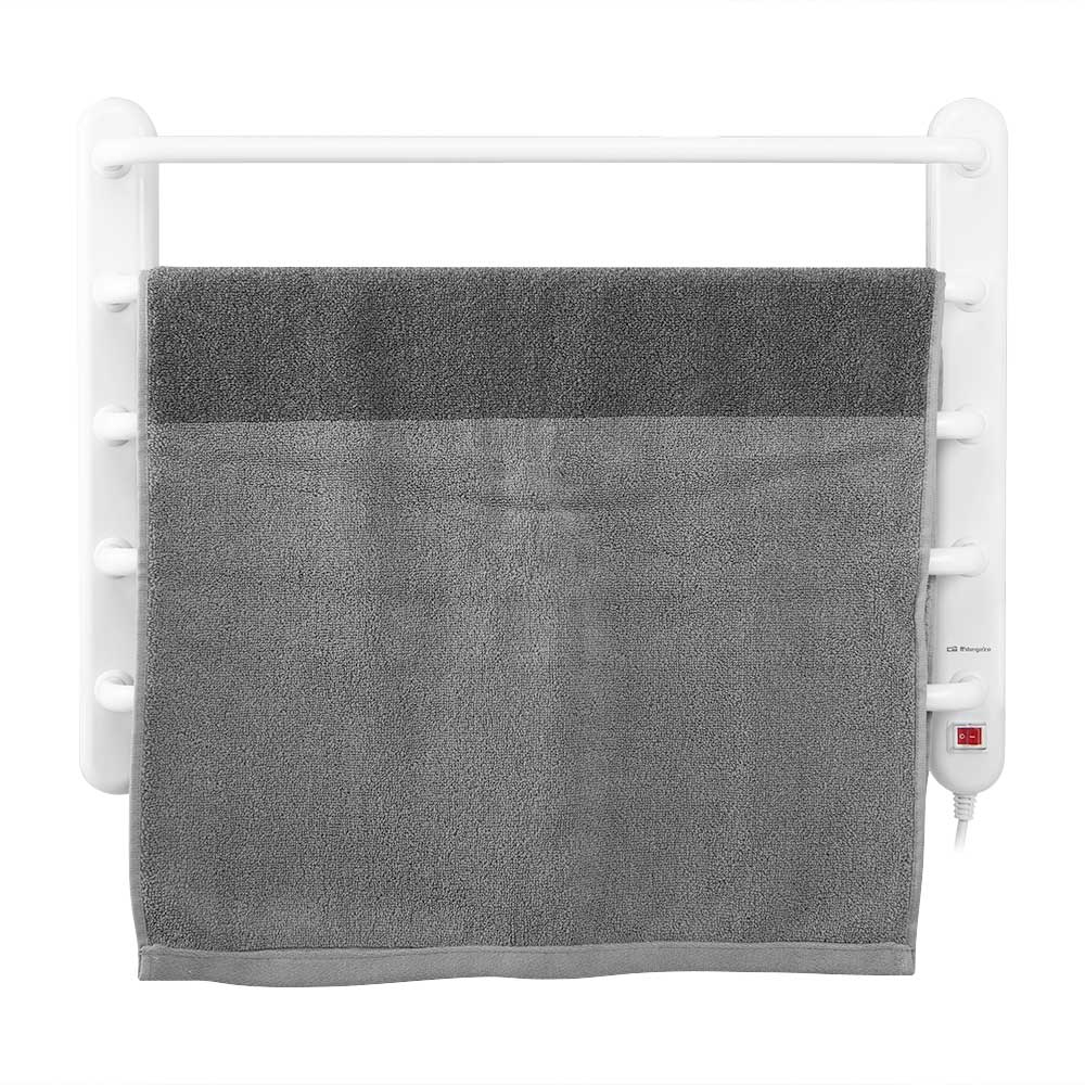 Biały wieszak na ręczniki z szarym ręcznikiem. Tłem jest biała ściana.