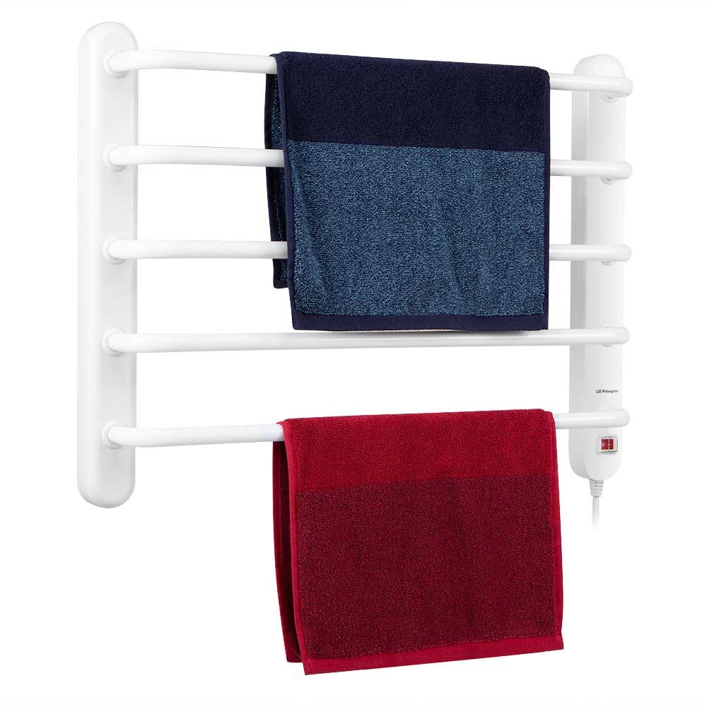 Biały podgrzewacz do ręczników z ręcznikami. Dwa niebieskie i jeden czerwony ręcznik.