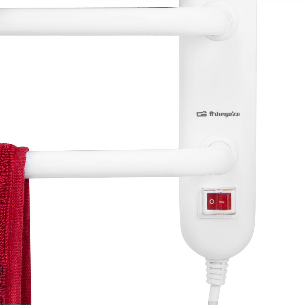 Biały podgrzewacz ręczników z czerwonym ręcznikiem. Posiada włącznik/wyłącznik.