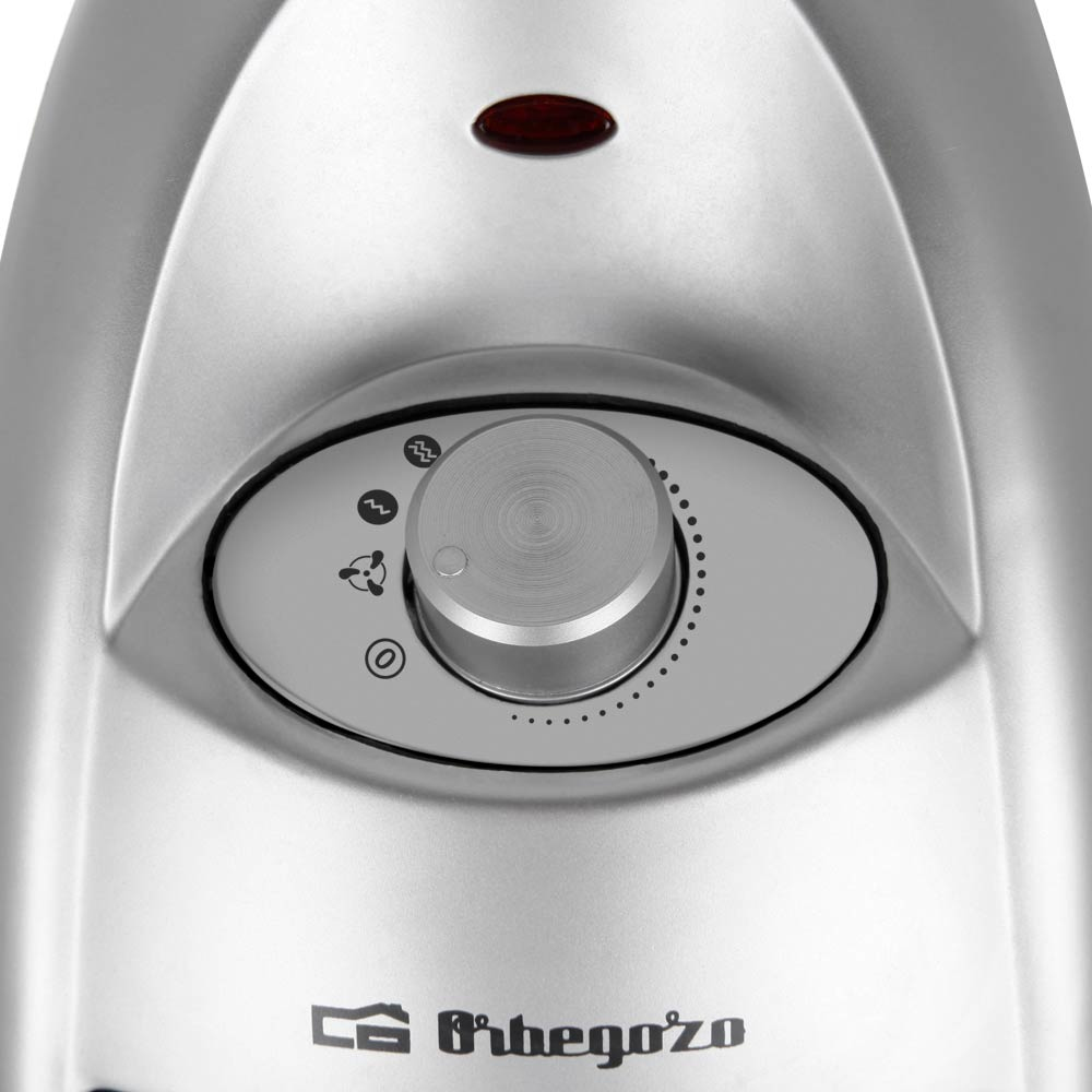 Elettrodomestico argentato con manopola temperatura. Luce rossa sopra, logo Orbegozo.