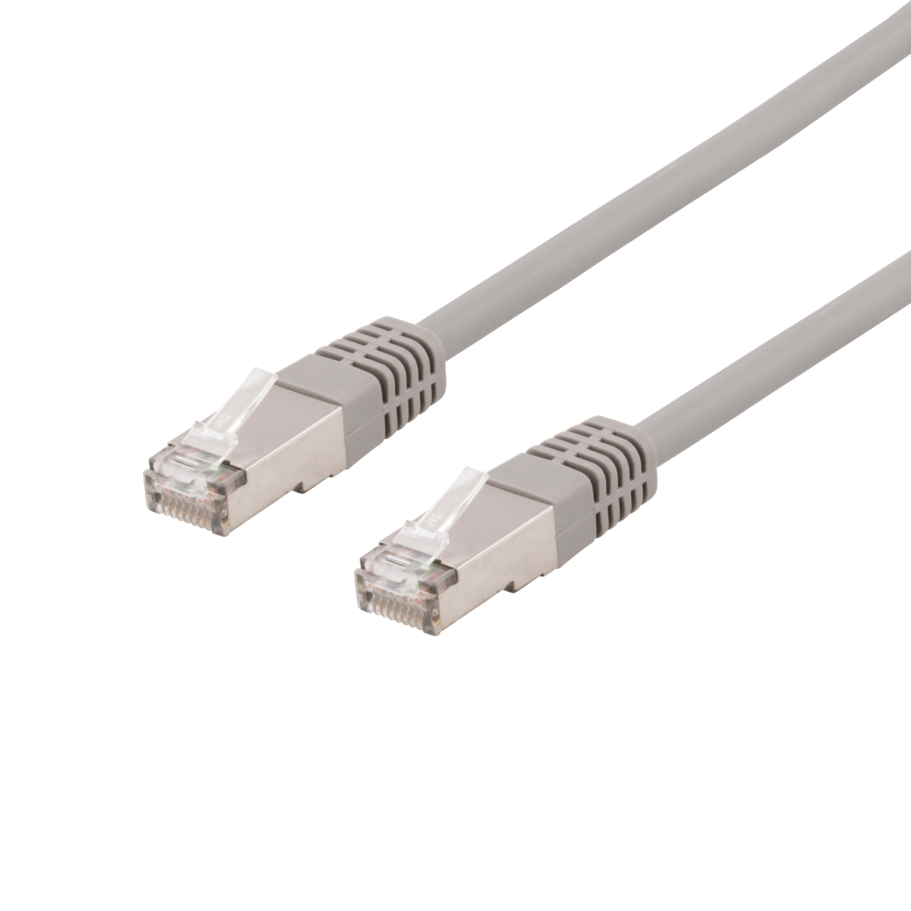Due cavi ethernet grigi con connettori, primo piano, su sfondo bianco.