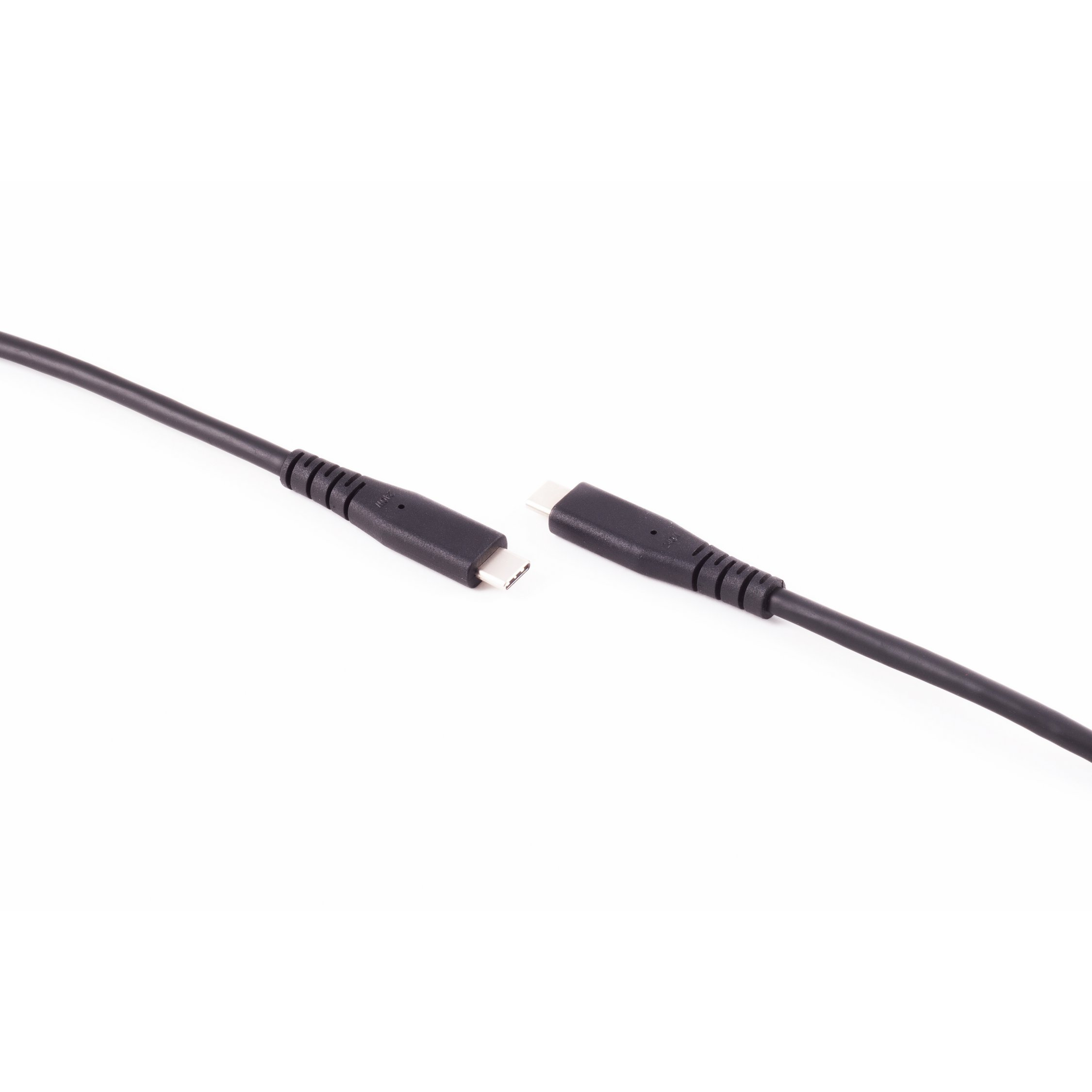 Czarne kable USB-C z wtyczkami na białym tle. Jeden odłączony.