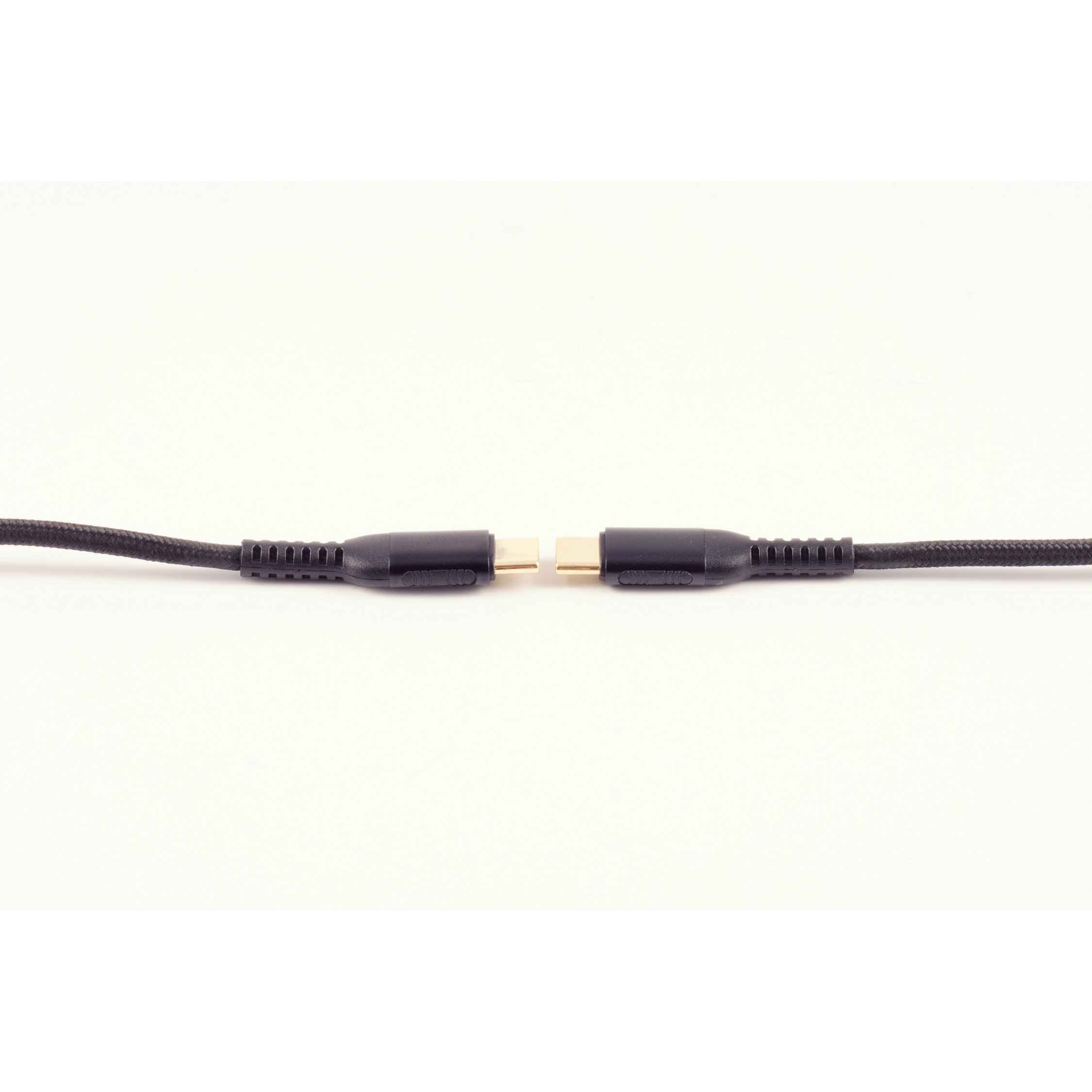 Due cavi USB-C neri con connettori uno accanto all'altro, su sfondo bianco.