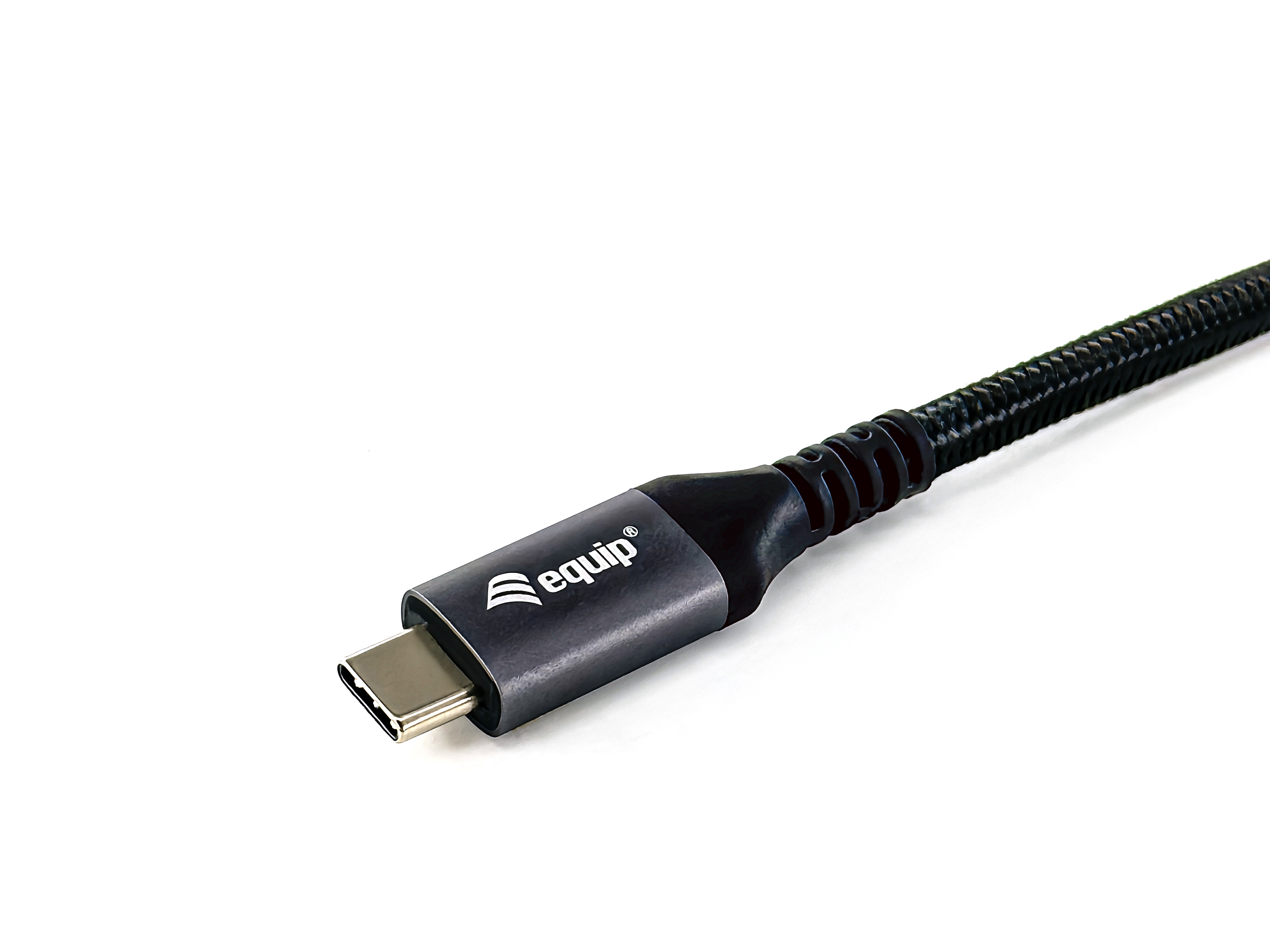 Zwarte USB-C-kabel. Merk is equip. Witte achtergrond.