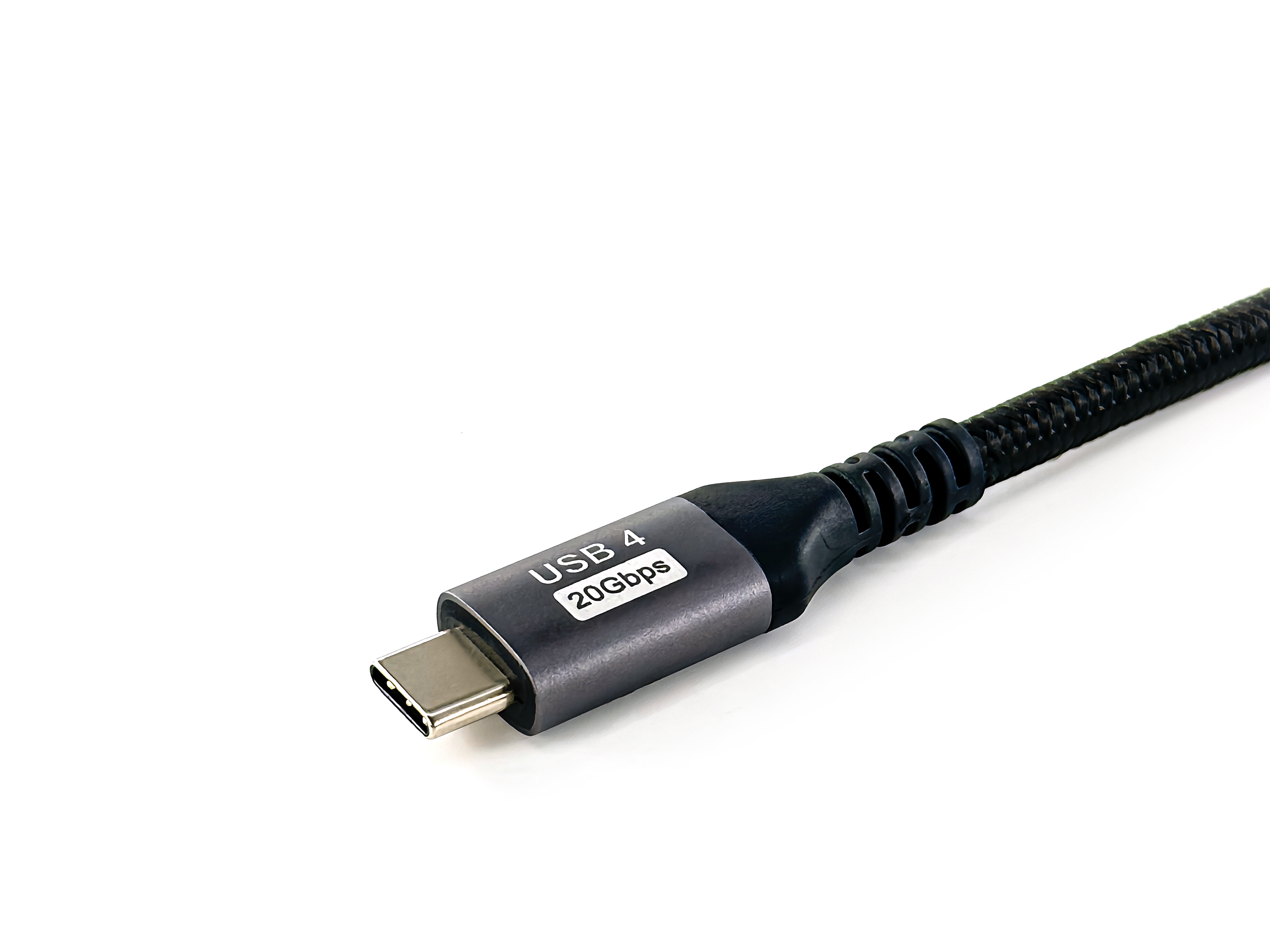 USB-C-kabel met een zwart-grijze gevlochten kabel. Het heeft een witte achtergrond en een USB 4-label.