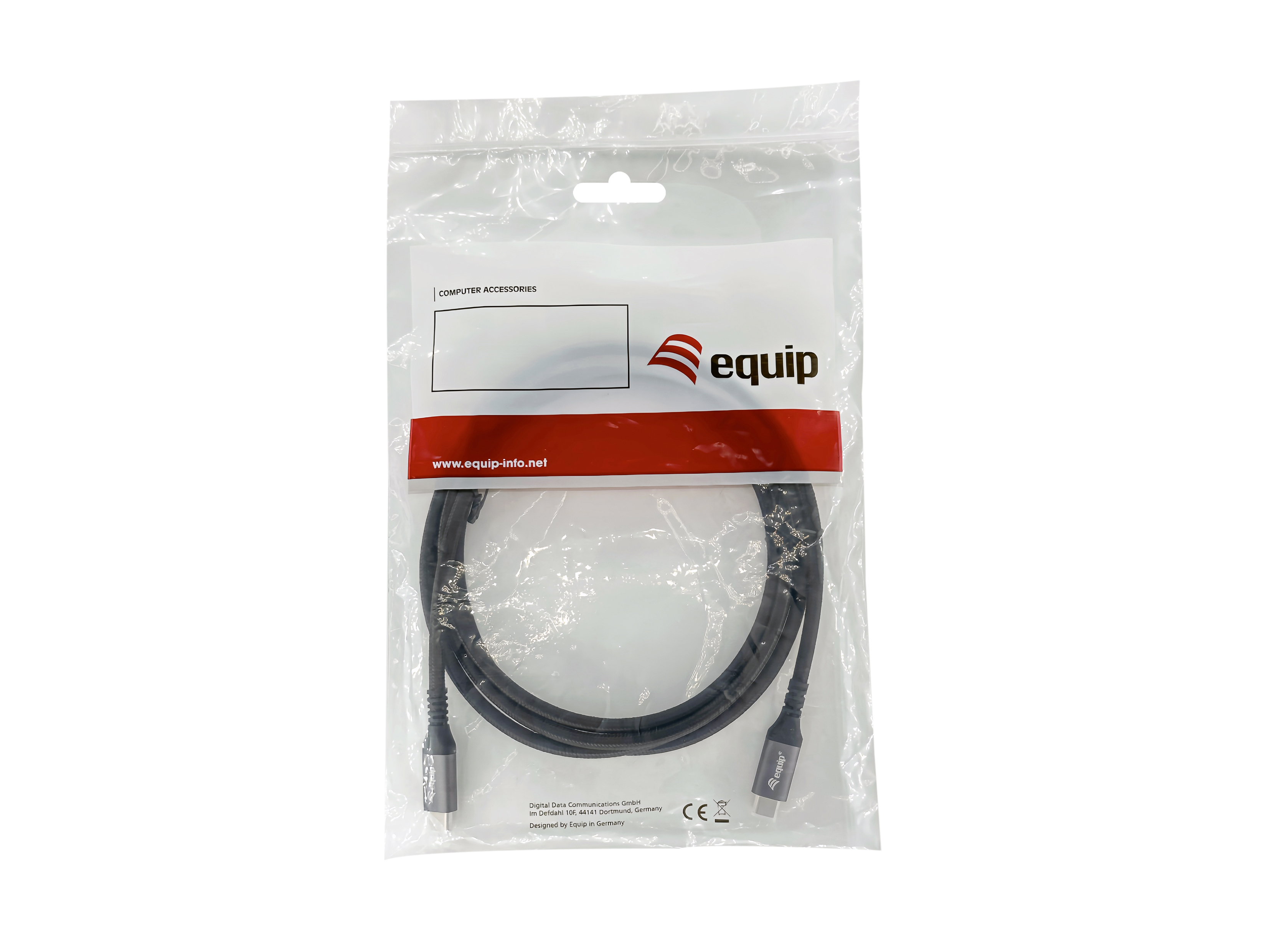 Een zwarte USB-C-kabel in een plastic verpakking, met een witte achtergrond.