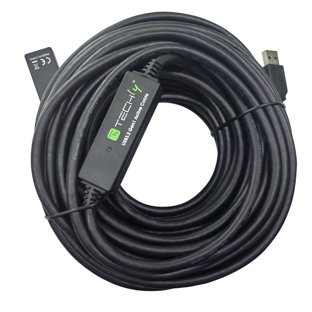 Un lungo cavo USB nero arrotolato, con un connettore nero e un'etichetta verde, su bianco.