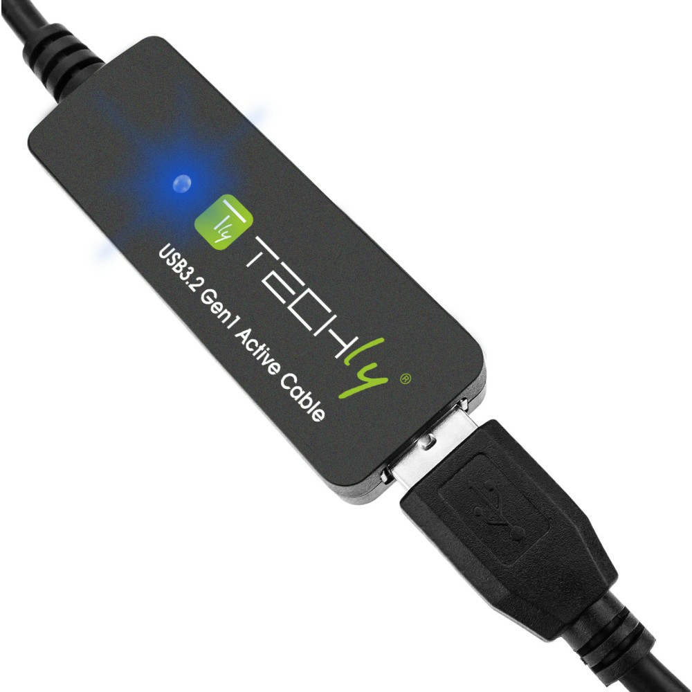 Cavo USB nero con connettori ed etichetta verde. Sfondo bianco.