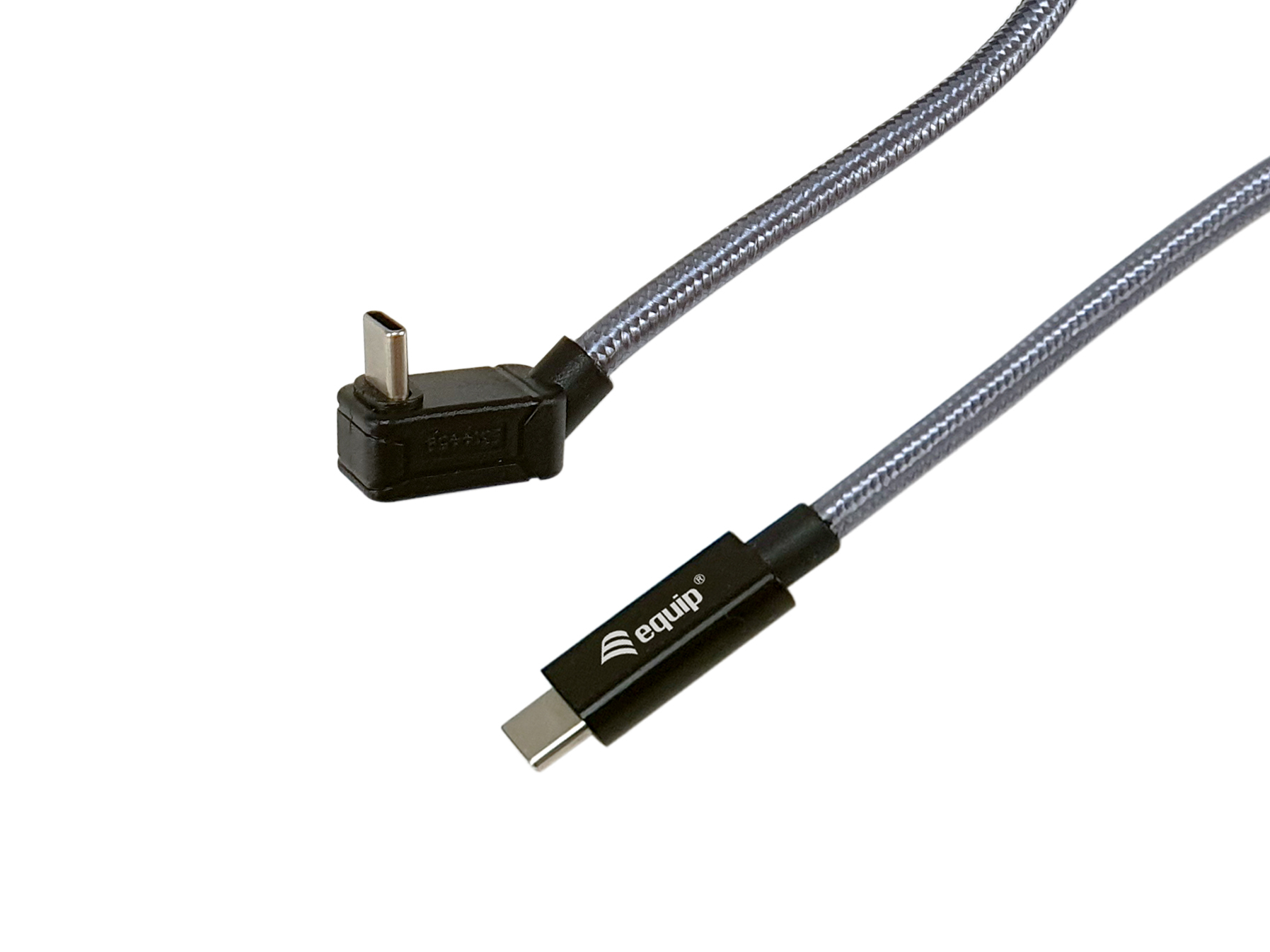 Cable USB-C gris y negro con conector de 90 grados. Texto: equip. Fondo blanco.