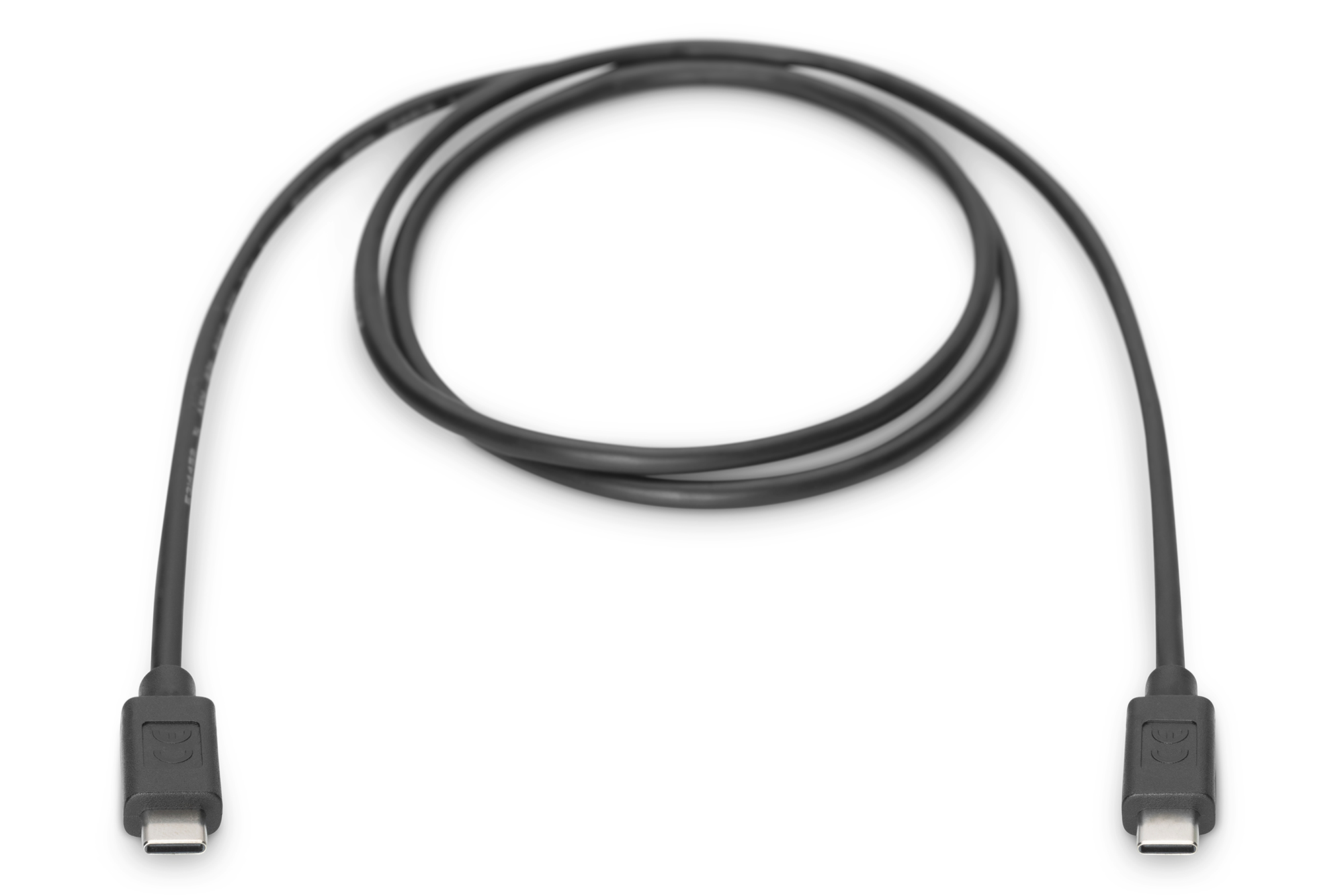 Cable USB-C negro. Fondo blanco.
