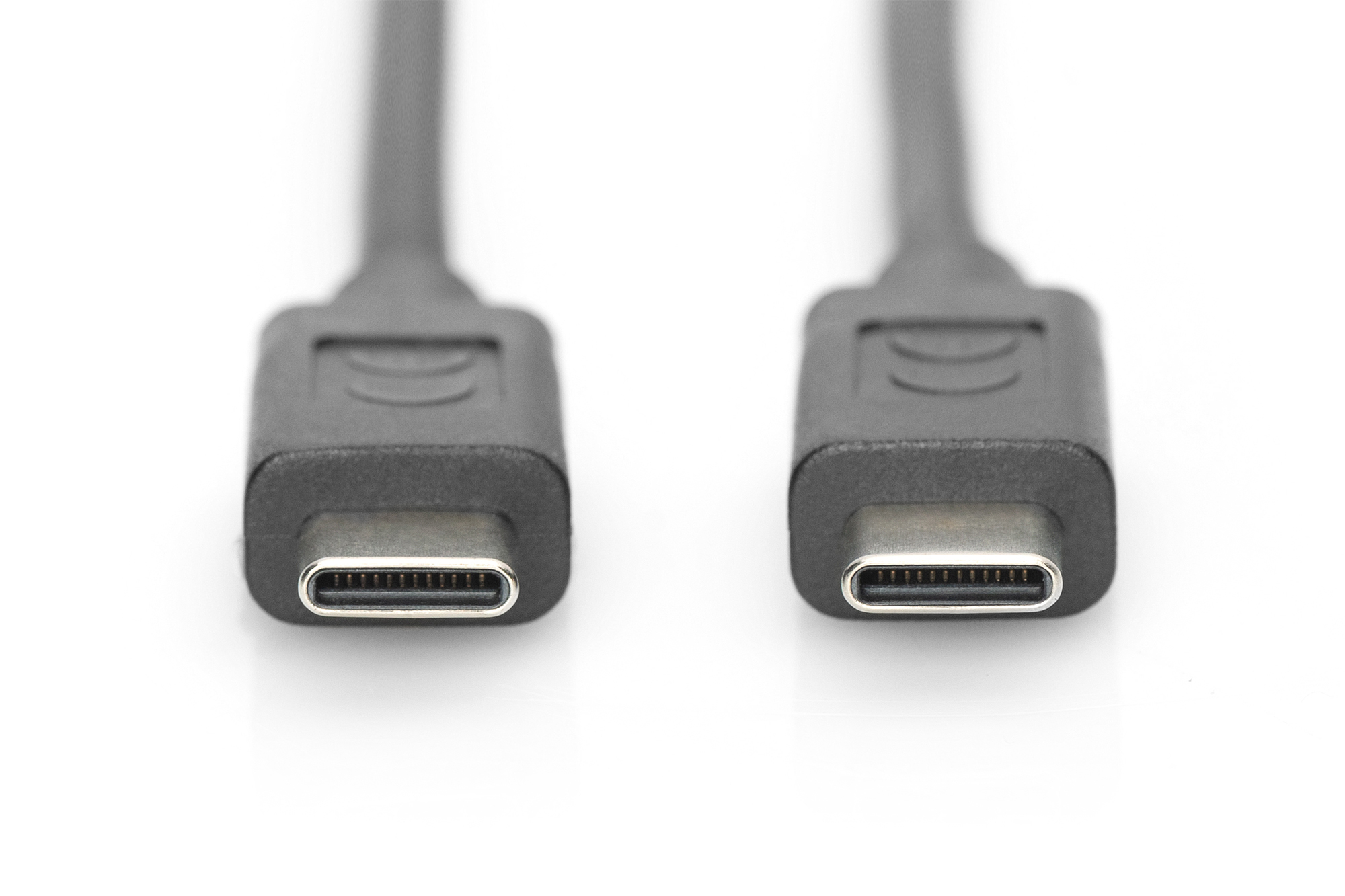 Dos conectores USB-C negros sobre fondo blanco. Vista recta y simétrica.