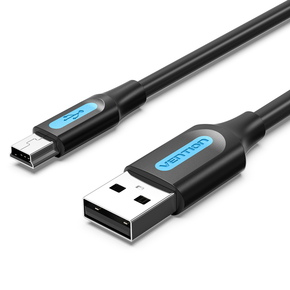 Un cavo USB nero con connettore USB-A e micro USB su sfondo bianco.