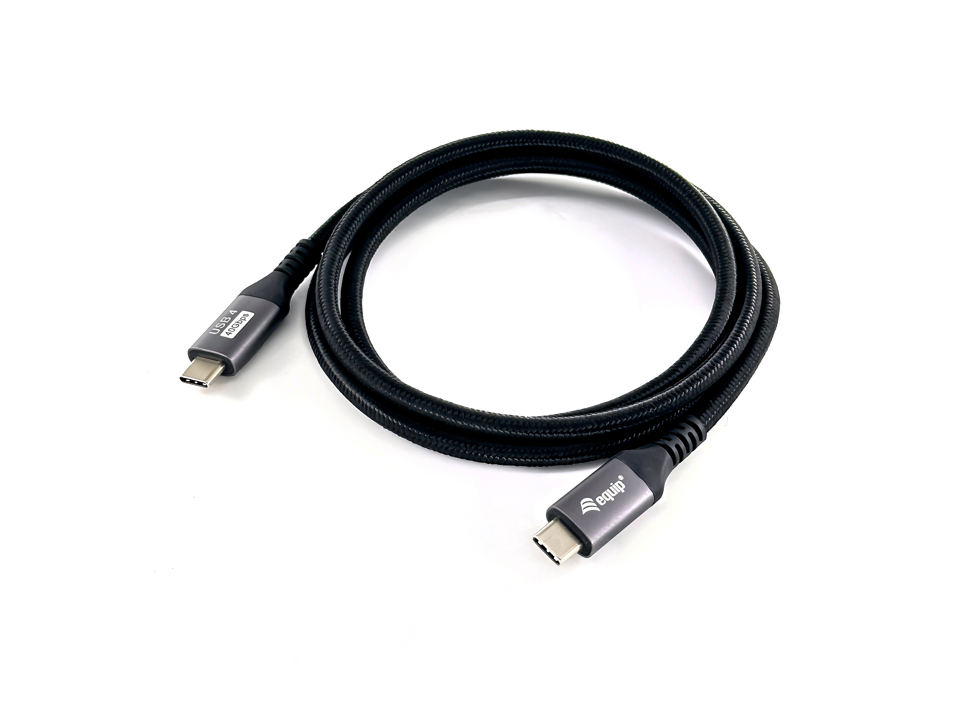 Czarny kabel USB-C z logo equip. Złącza USB-C. Białe tło.