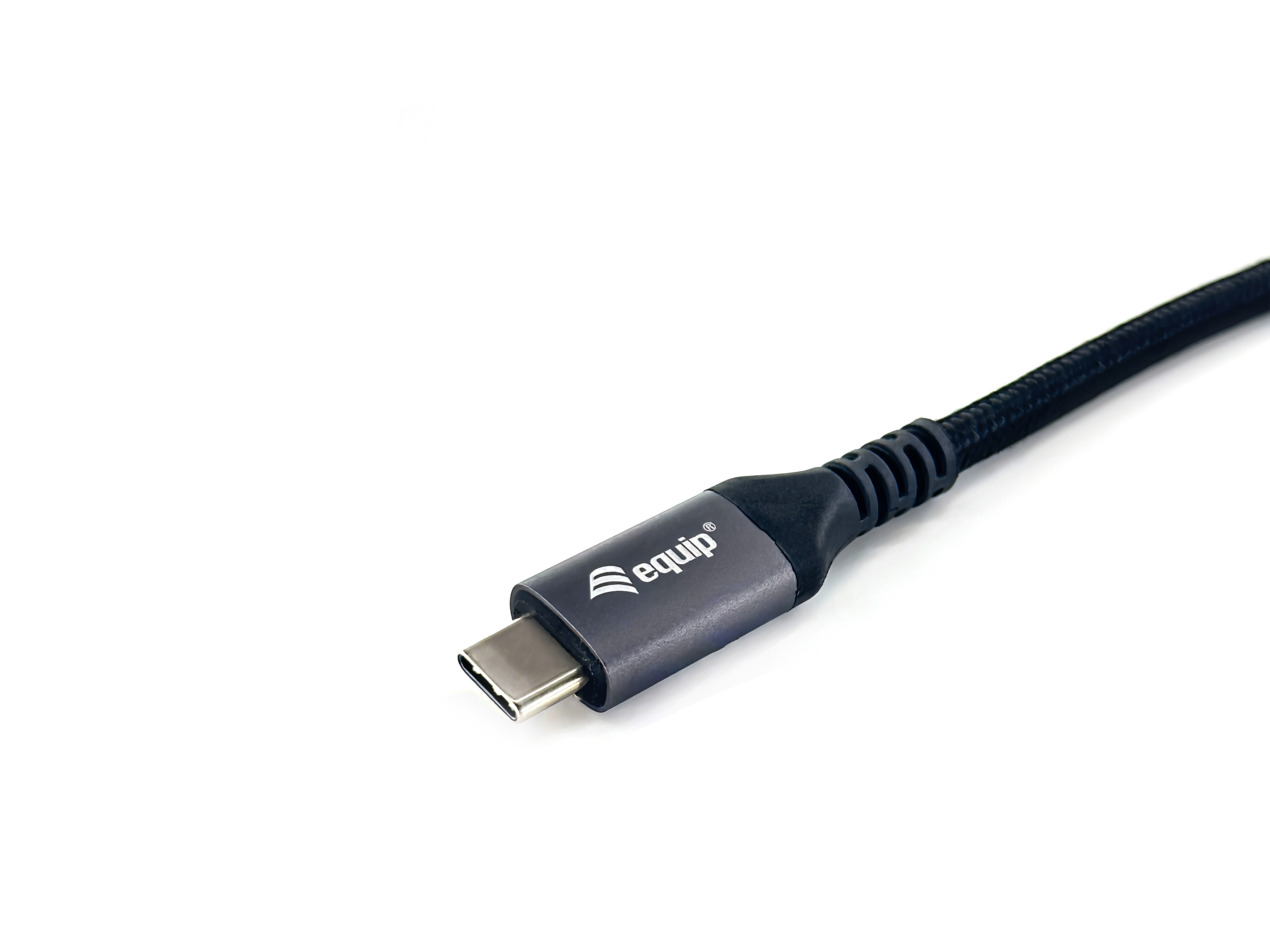 Zbliżenie czarnego końca kabla USB-C, z szarymi i srebrnymi akcentami, na białym tle.