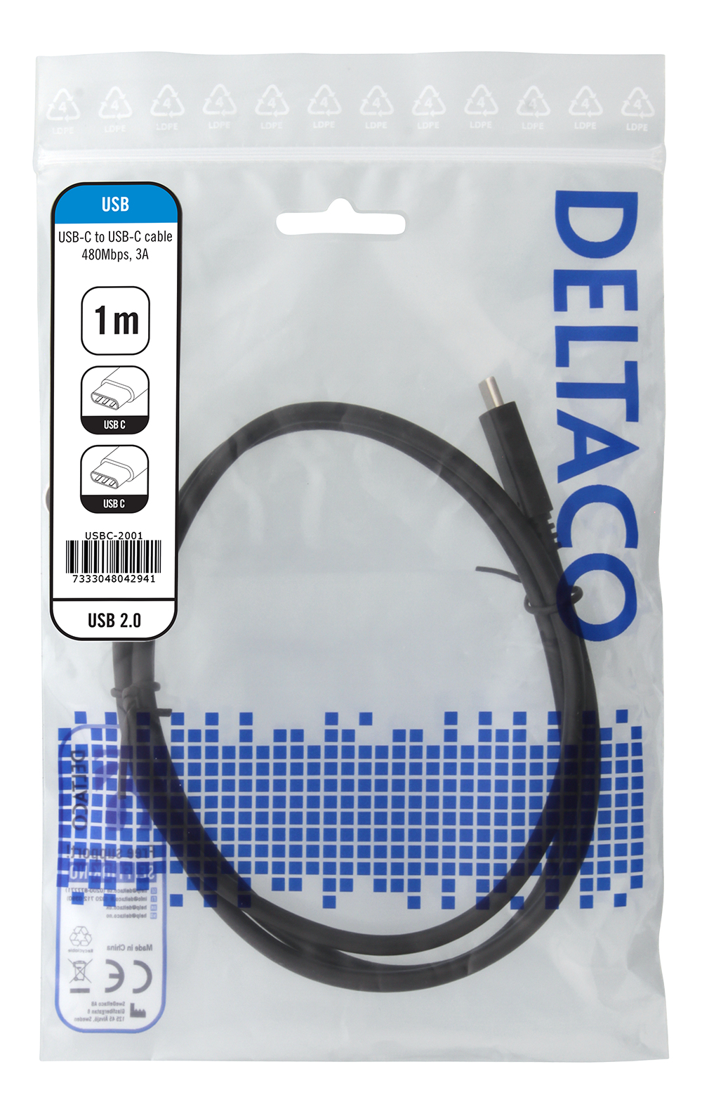 Cavo USB-C in confezione di plastica. Sfondo bianco.