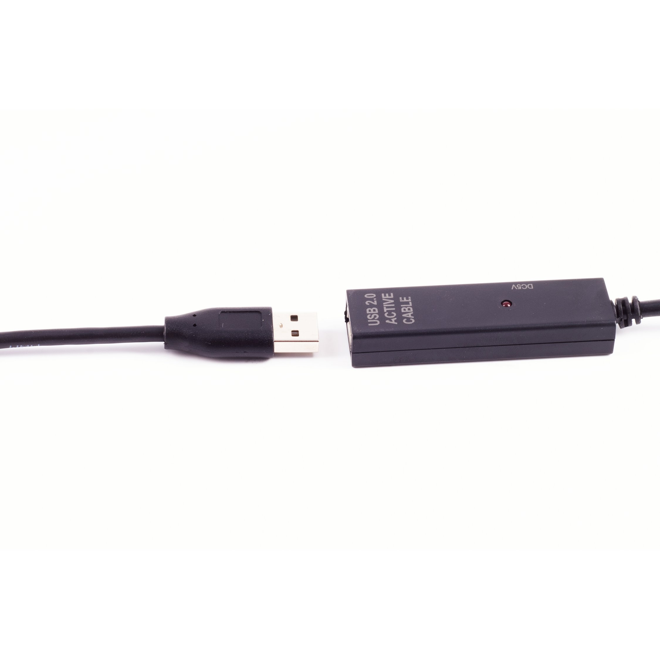 Czarny aktywny kabel USB 2.0 z dwoma złączami, USB-A i USB-B, na białym tle.