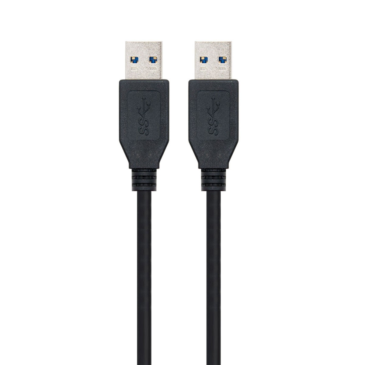 Cavi USB neri con connettori USB 3.0. Sfondo bianco.