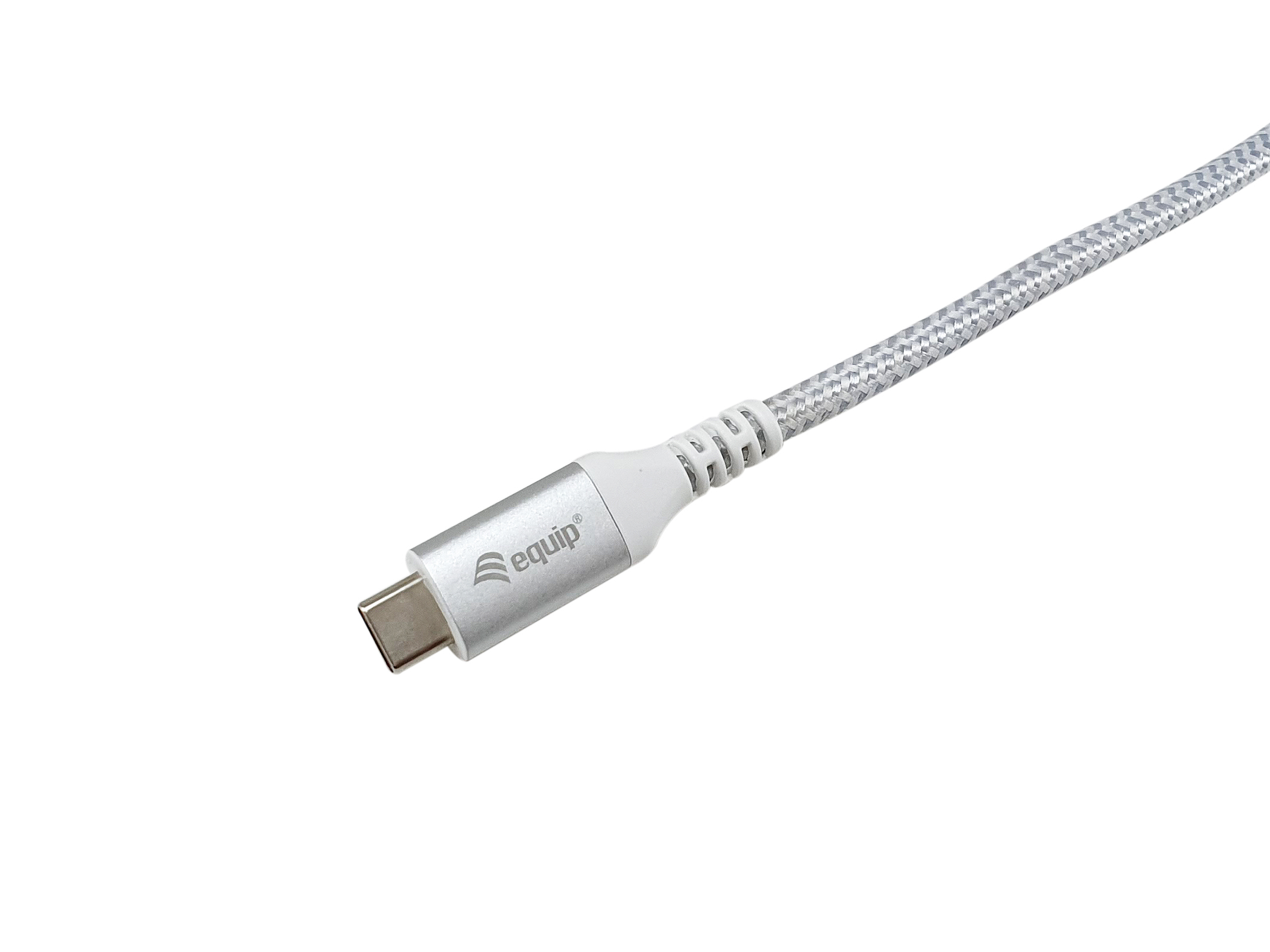 Cavo bianco con connettore USB-C. Connettore argentato. Sfondo bianco.