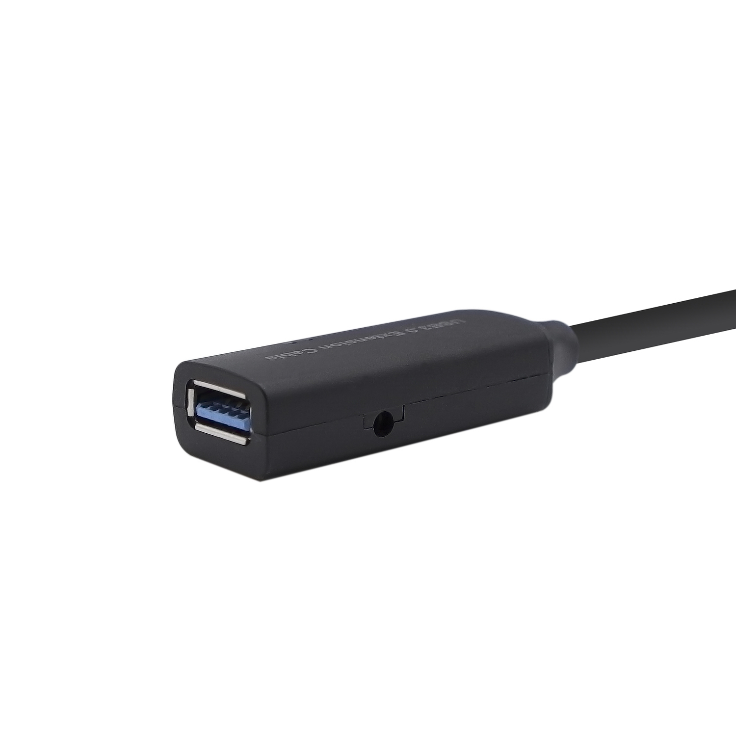 Zwarte USB-verlengkabel met een USB-A-connector en een USB-A-poort op een wit oppervlak.
