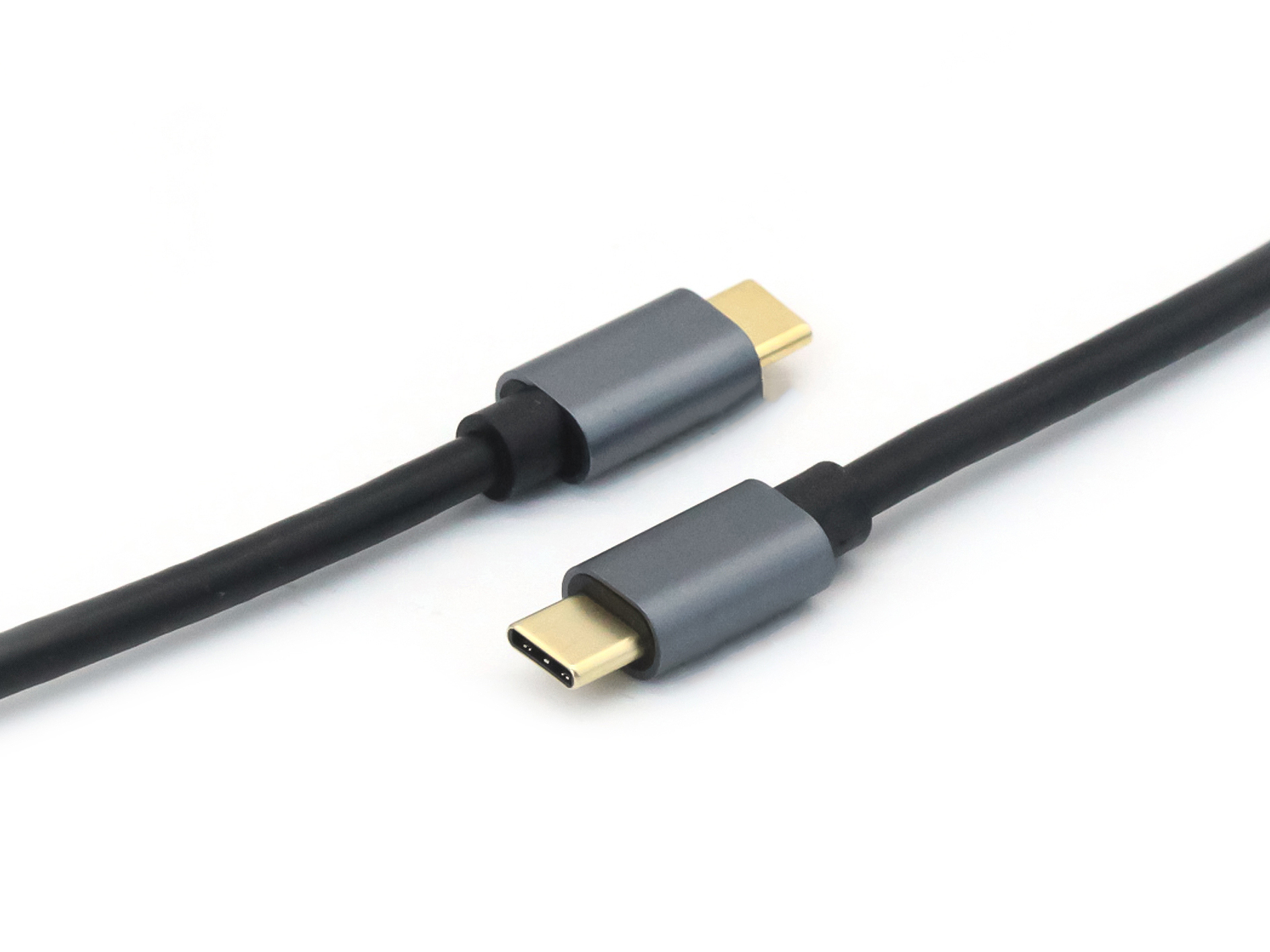 Twee USB-C-connectoren op een zwarte kabel, close-up op wit.