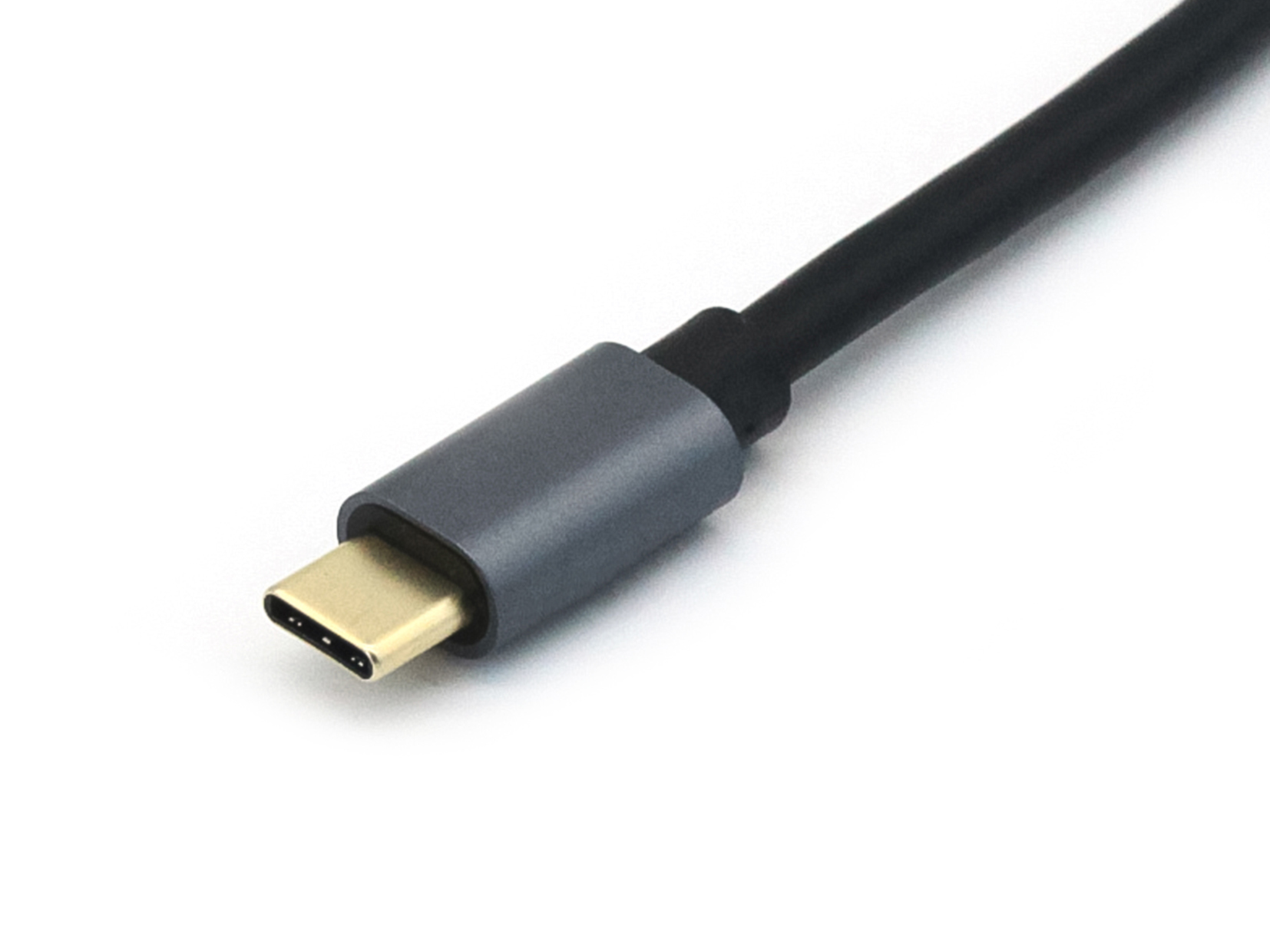 Close-up van een USB-C-kabelconnector. De connector is grijs, het uiteinde is goud.