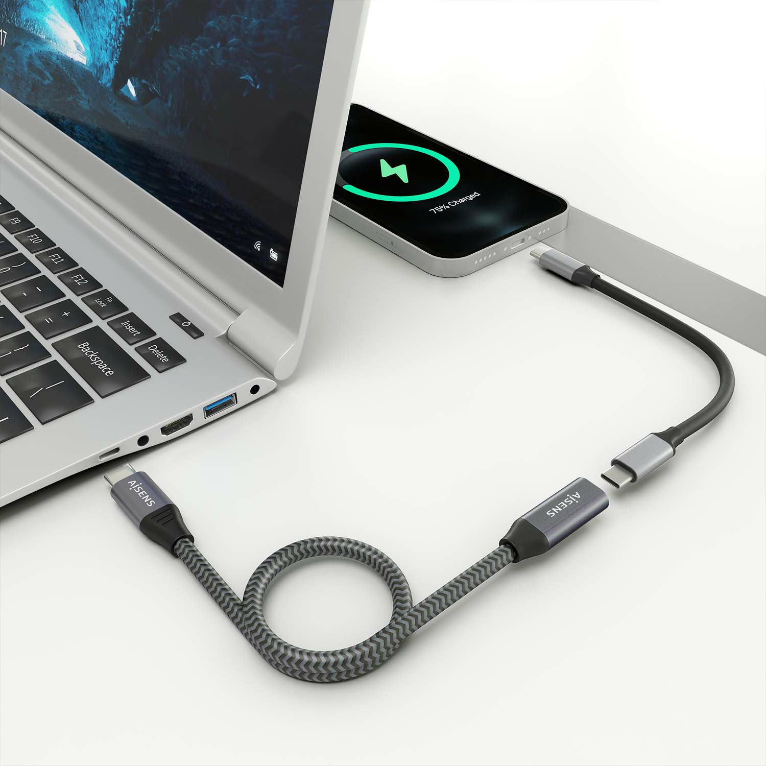 Laptop en telefoon verbonden via USB-C-kabel, opladen.