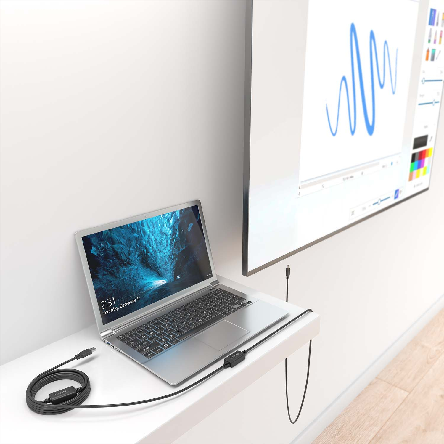 Een laptop is via een zwarte kabel verbonden met een tv. De tv toont een tekening op de muur.
