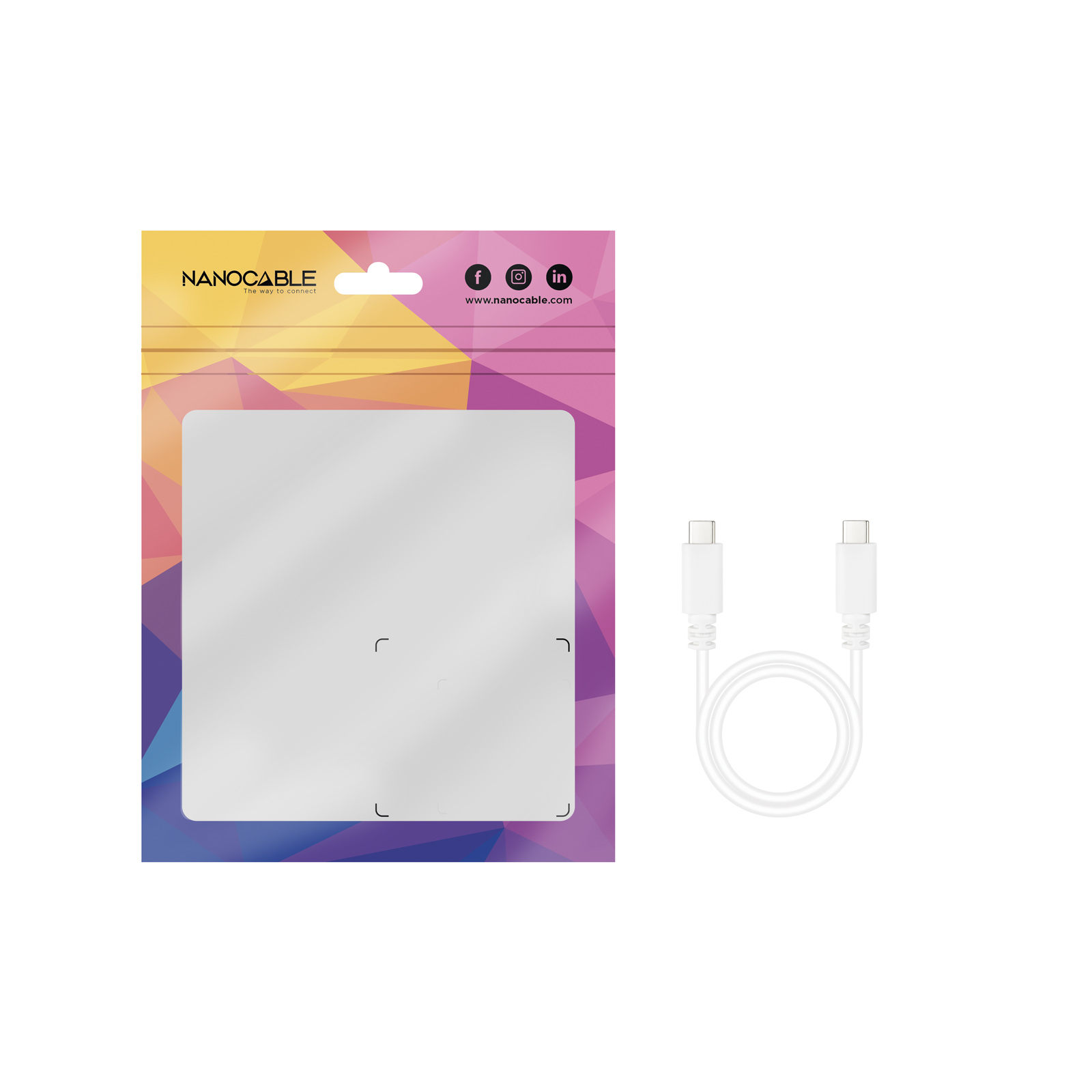Een plastic zak met een witte USB-C-kabel erin. De zak heeft een logo en tekst. Witte achtergrond.
