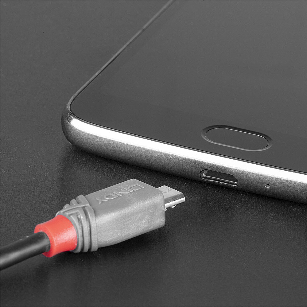 Uno smartphone con porta micro-USB collegato a un cavo LINDY grigio con dettagli rossi.