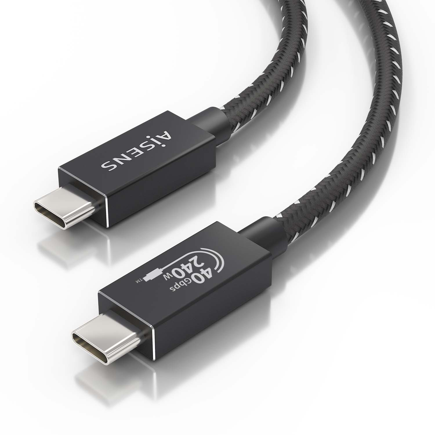Cavo USB-C nero con motivo intrecciato in bianco e nero. Connettori USB-C su entrambe le estremità. Sfondo bianco.