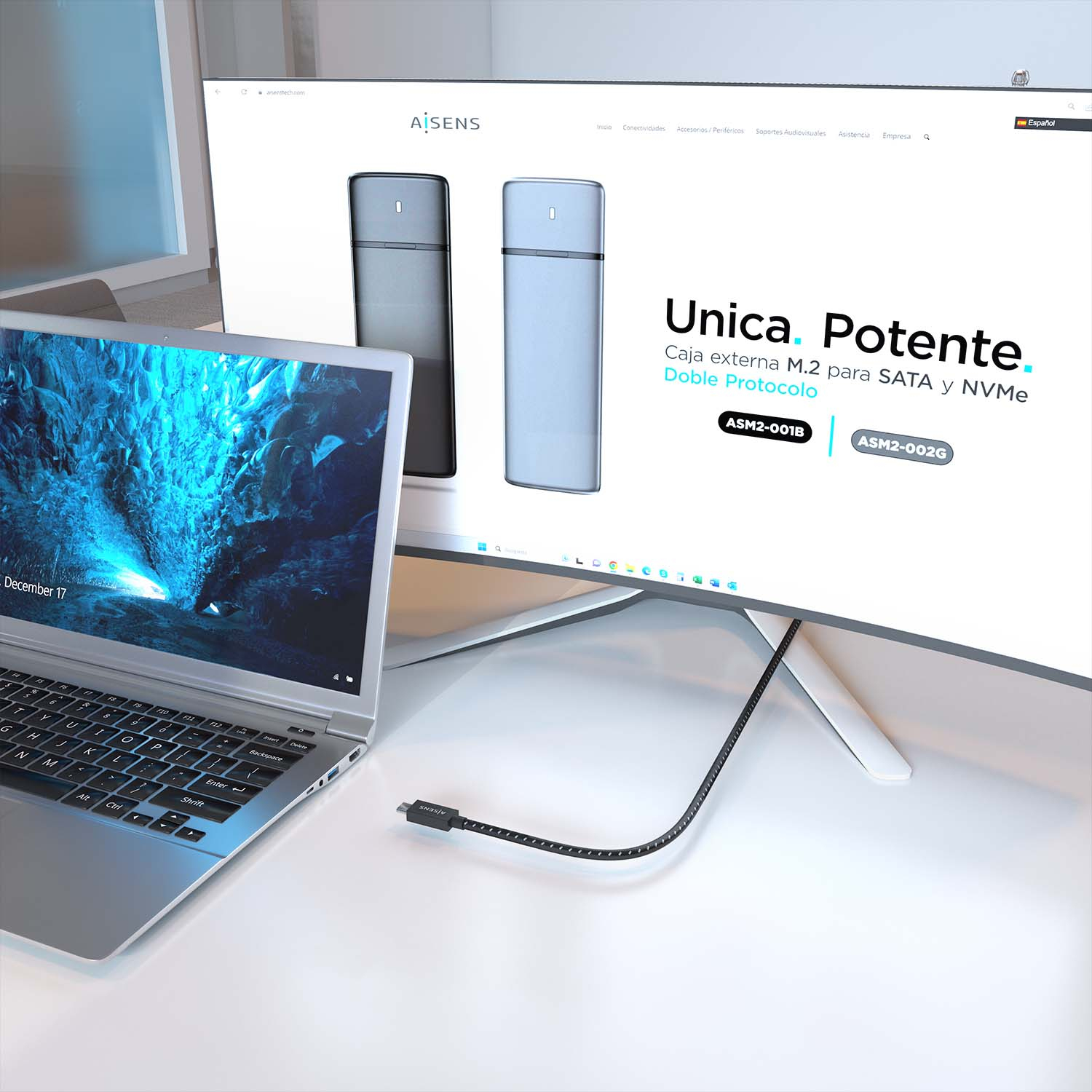 Laptop, monitor che mostra testo e cavo USB. Tutto su una scrivania bianca.