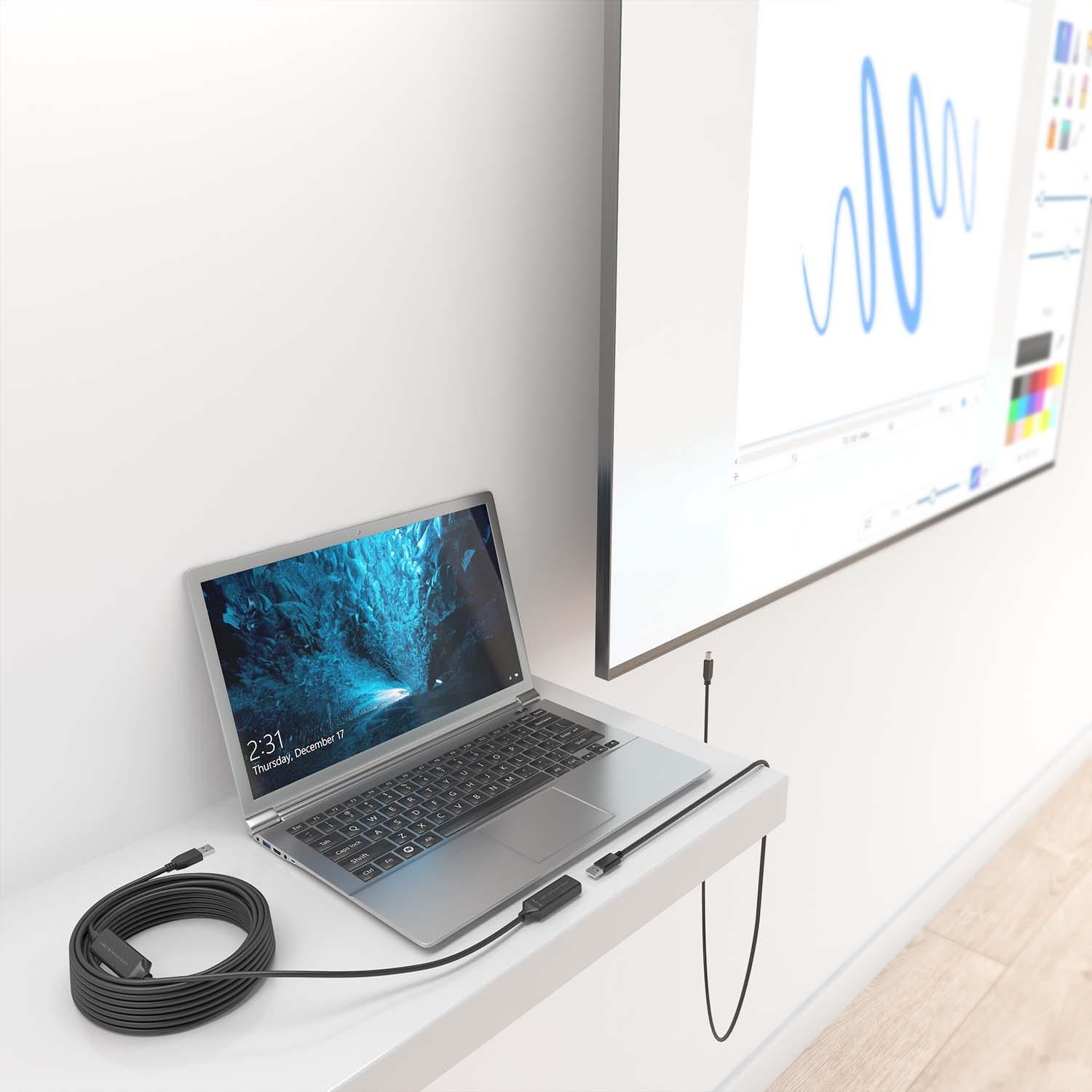 Laptop e monitor collegati tramite cavo USB-C, che mostrano un dipinto sullo schermo. Mensola bianca.