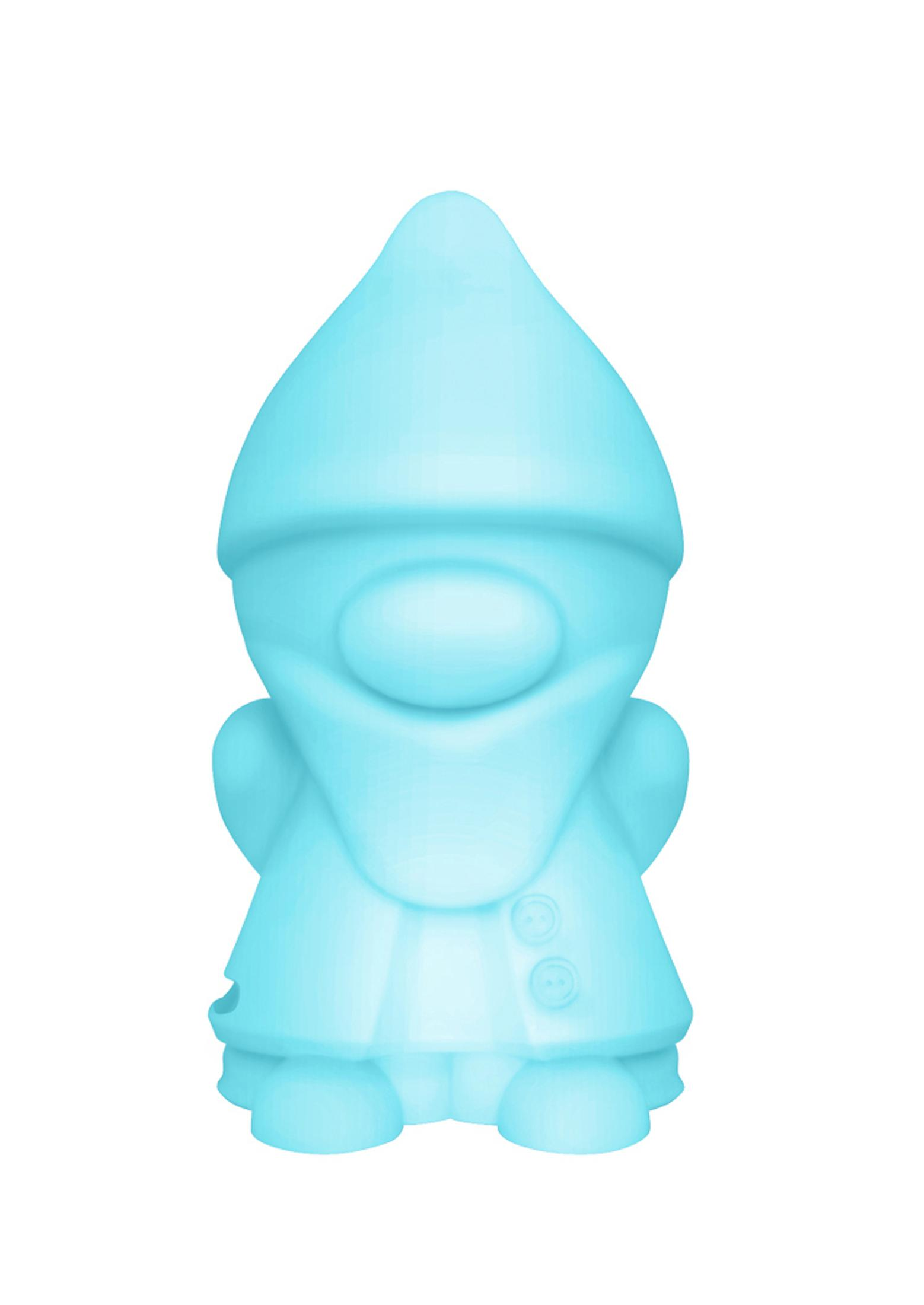 Hellblaue Zwergenstatue mit Hut, Mantel und zwei Knöpfen, auf Weiß.