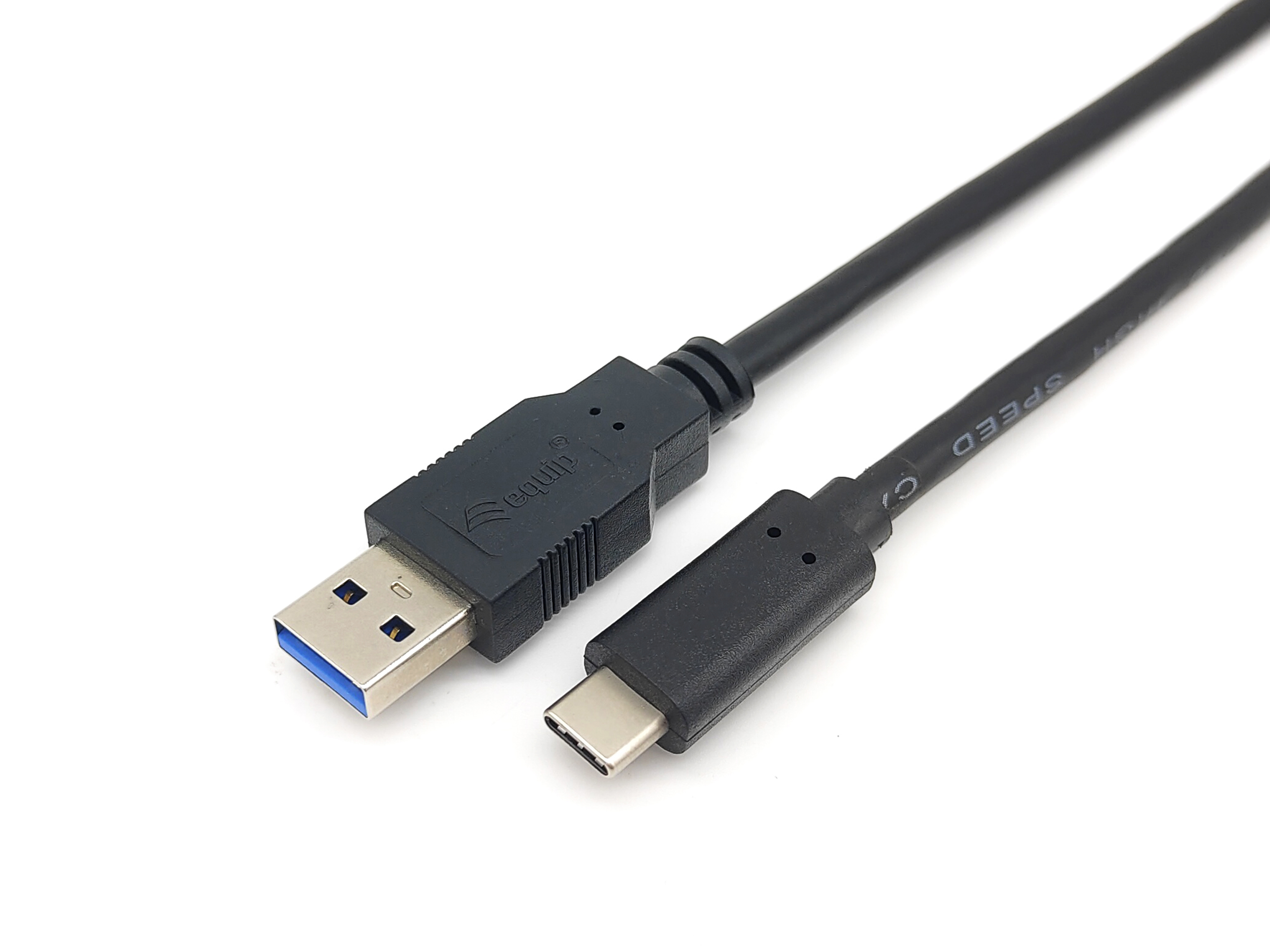 Câble USB-A vers USB-C noir sur blanc. Une extrémité est USB-A, l'autre est USB-C.