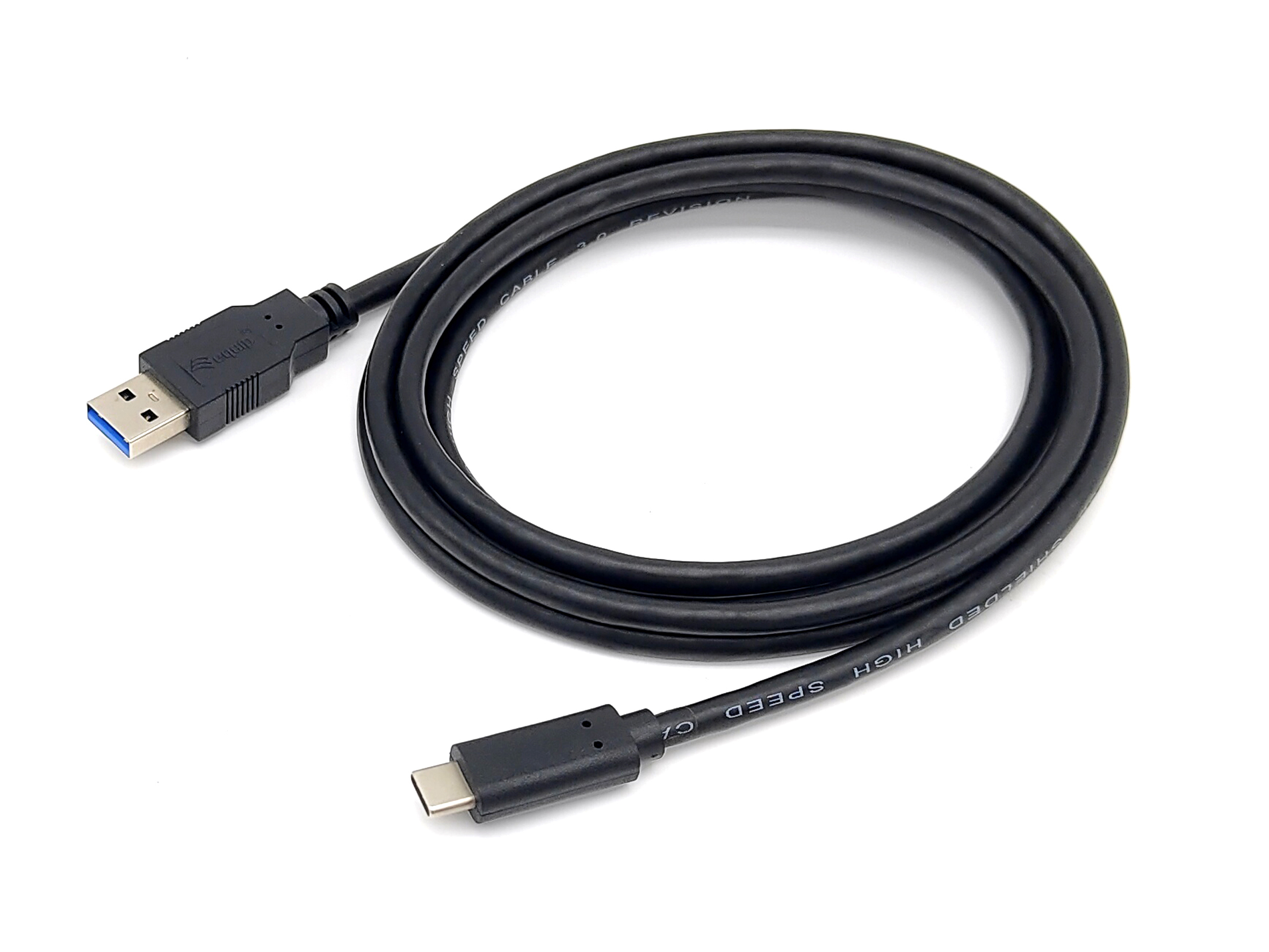 Câble USB-C noir. USB vers USB-C. Câble enroulé sur une surface blanche.