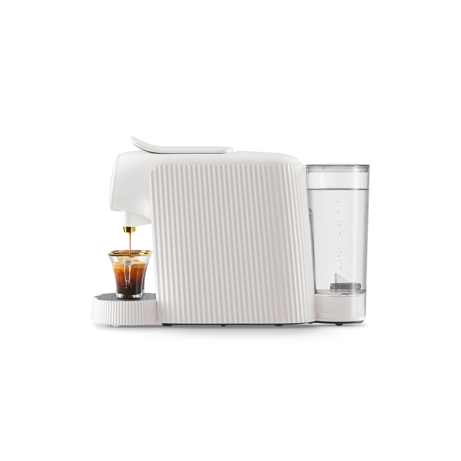 Macchina da caffè bianca che eroga caffè in un bicchiere. Un contenitore d'acqua è a destra.
