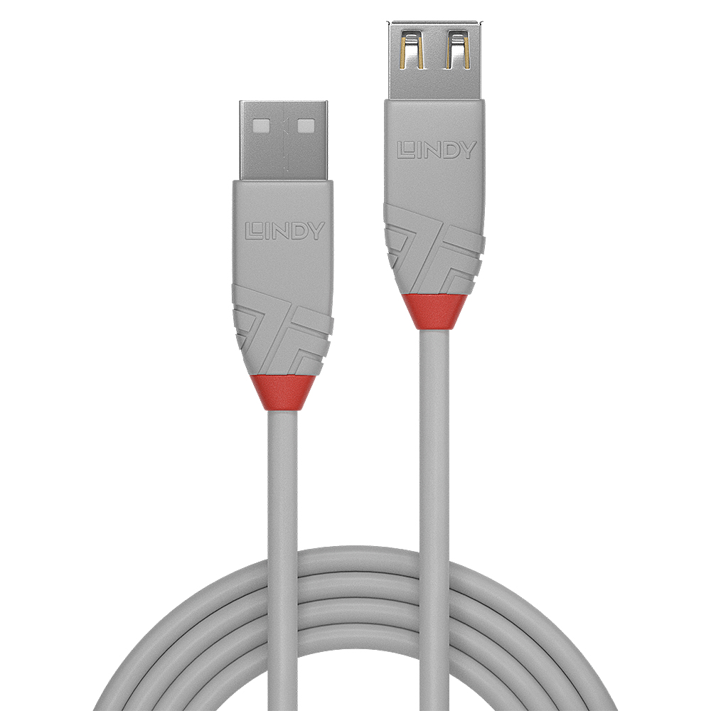 Câble USB gris avec des accents rouges et la marque LINDY. Le câble est enroulé. Fond blanc.