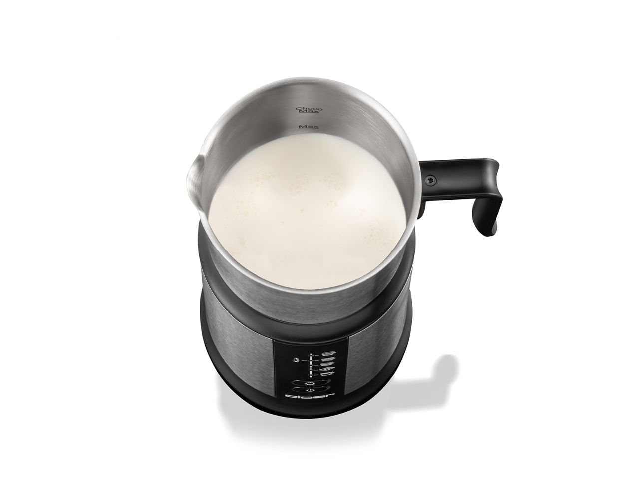 Srebrny spieniacz do mleka z mlekiem w środku i czarnym uchwytem. Podstawa ma przyciski.