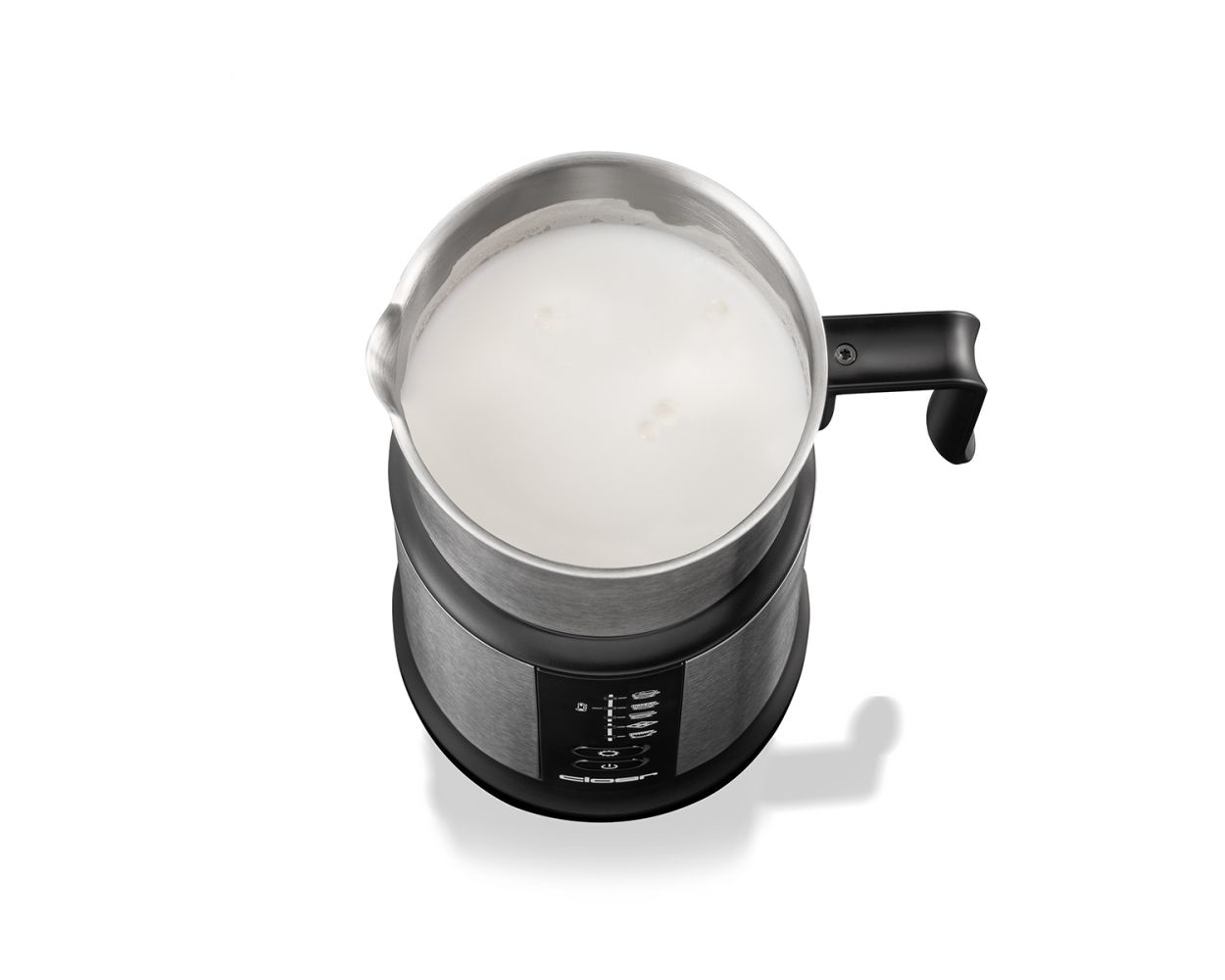 Spieniacz do mleka z mlekiem w środku, widok z góry, białe tło, stal nierdzewna.