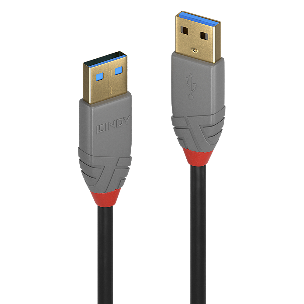 Deux câbles USB noirs avec des accents gris et rouges. L'un est USB-A, l'autre USB-A.