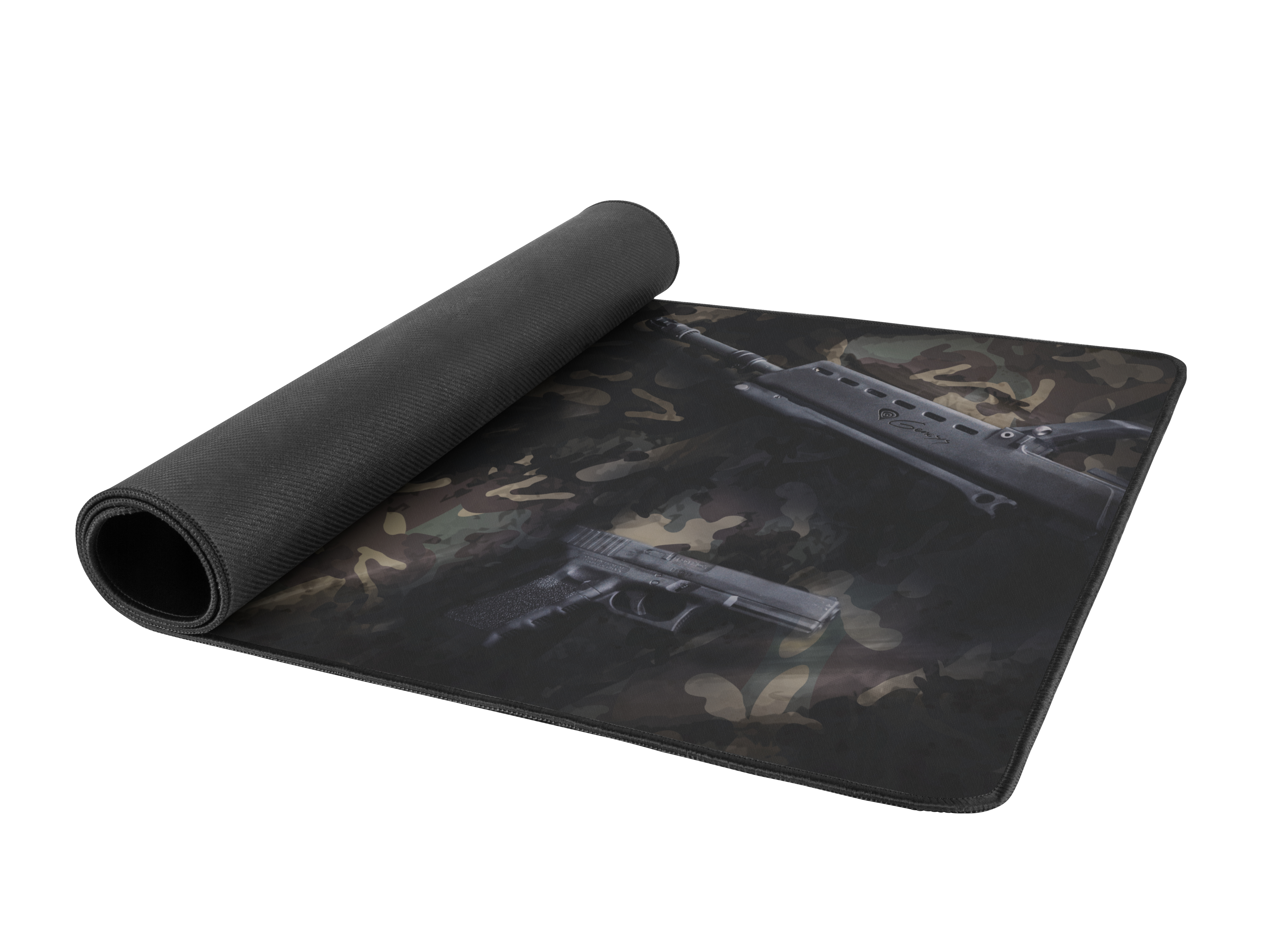 Alfombrilla de ratón con un patrón de camuflaje e imágenes de un rifle y una pistola.