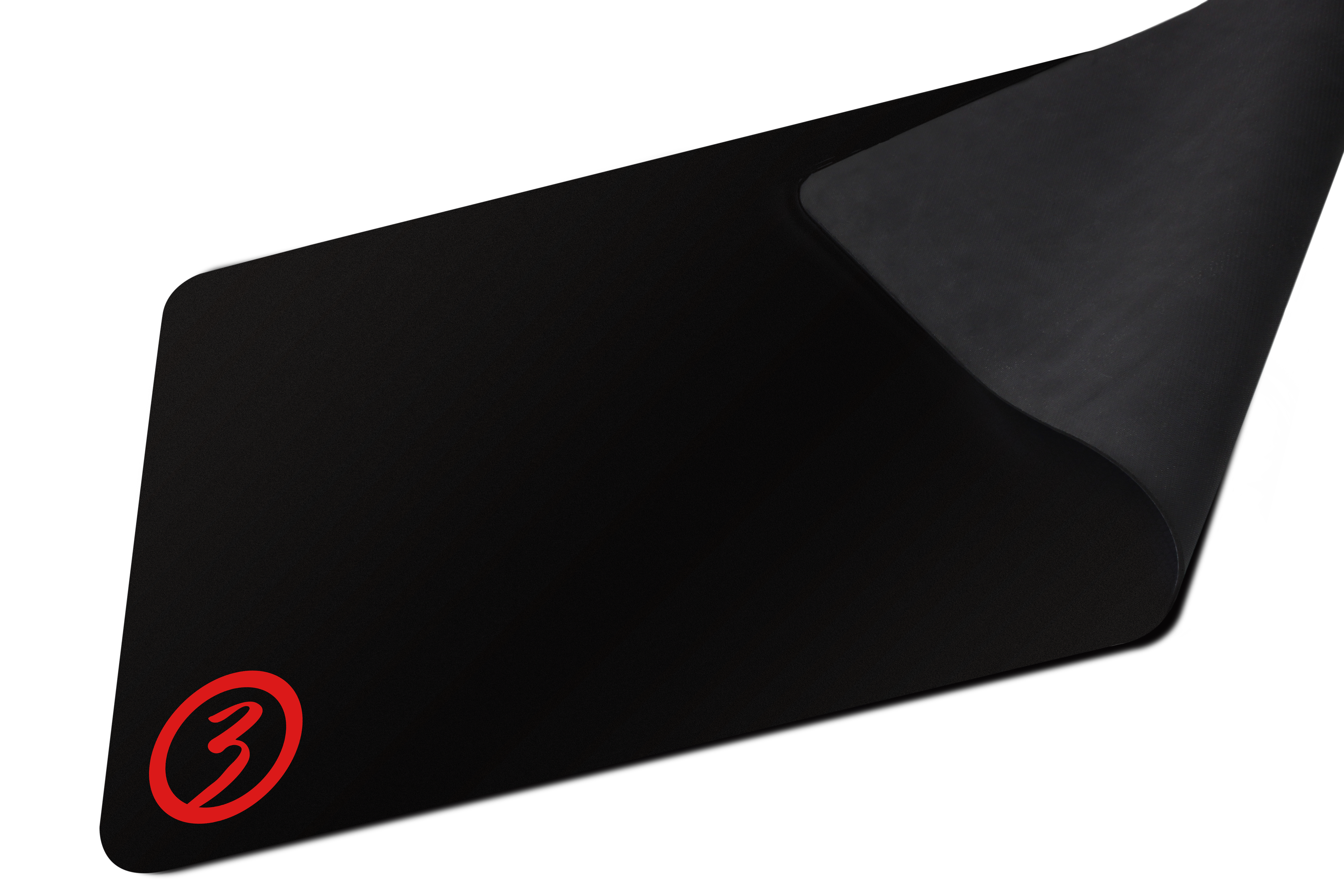 Czarna podkładka pod mysz z czerwonym logo. Podkładka jest na białej powierzchni.