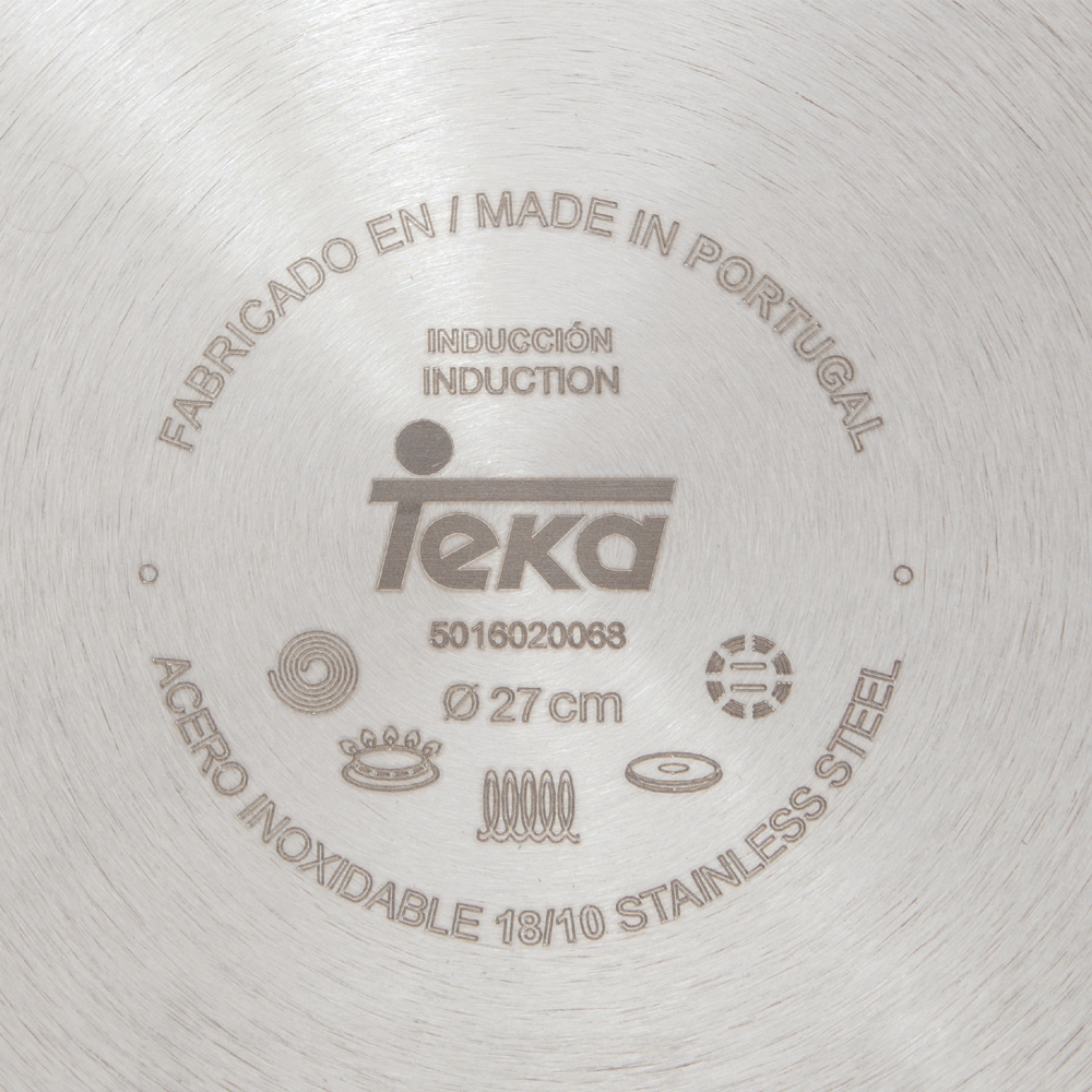 Zbliżenie na dno patelni ze stali nierdzewnej z marką Teka, Made in Portugal i innymi detalami.