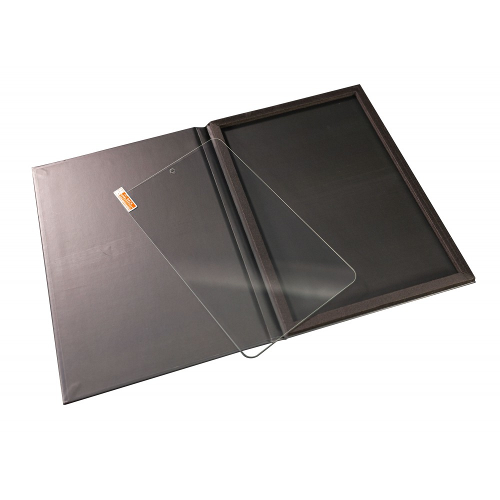 Un libro abierto que muestra un protector de pantalla, el protector de pantalla es transparente.