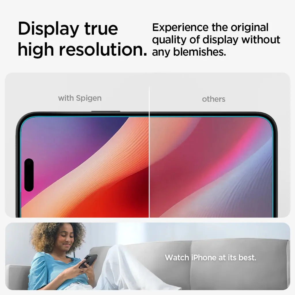 Ekran telefonu z ochraniaczem, a kobieta patrzy na telefon. Ekran jest jasny.