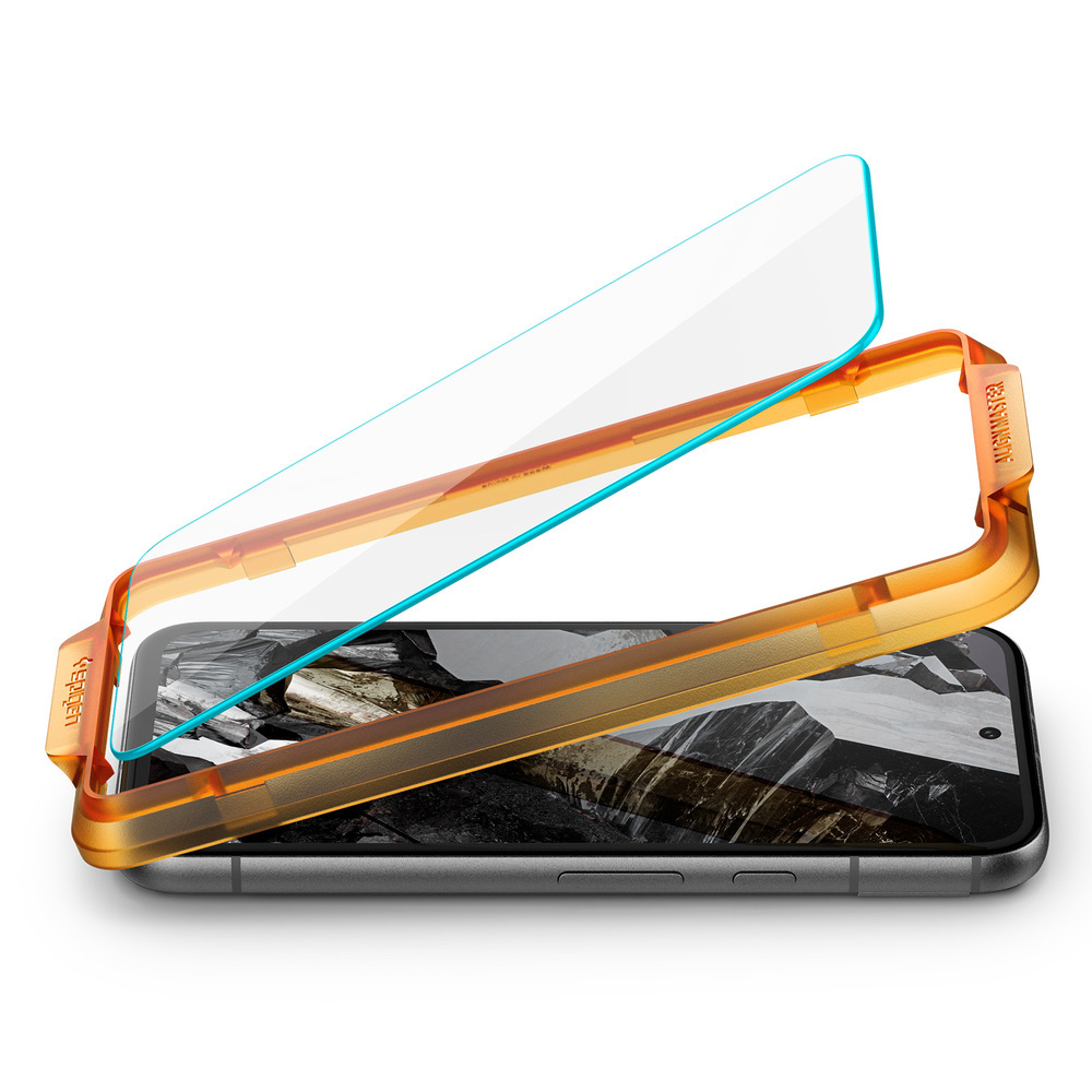 Uno smartphone con protezione schermo, una cornice arancione e una protezione schermo in vetro sopra, il tutto su una superficie bianca.