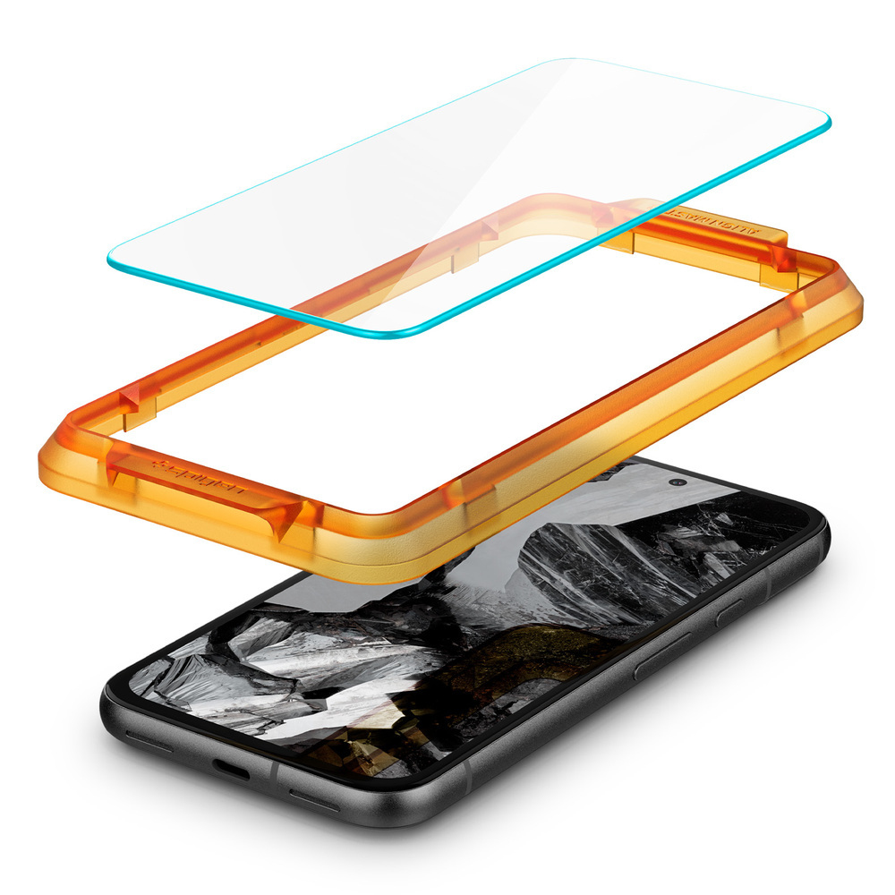 Telefono con protezione schermo, cornice arancione e protezione trasparente. Sfondo astratto in bianco e nero.