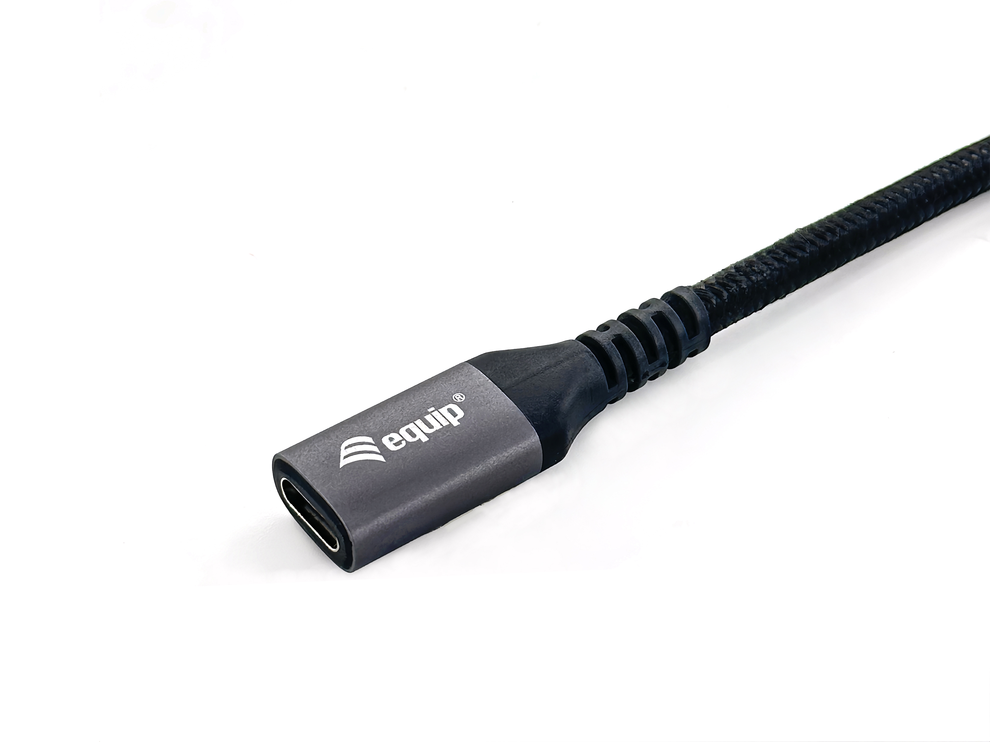 USB-C-kabel met grijze connector, zwarte gevlochten kabel. Witte achtergrond.