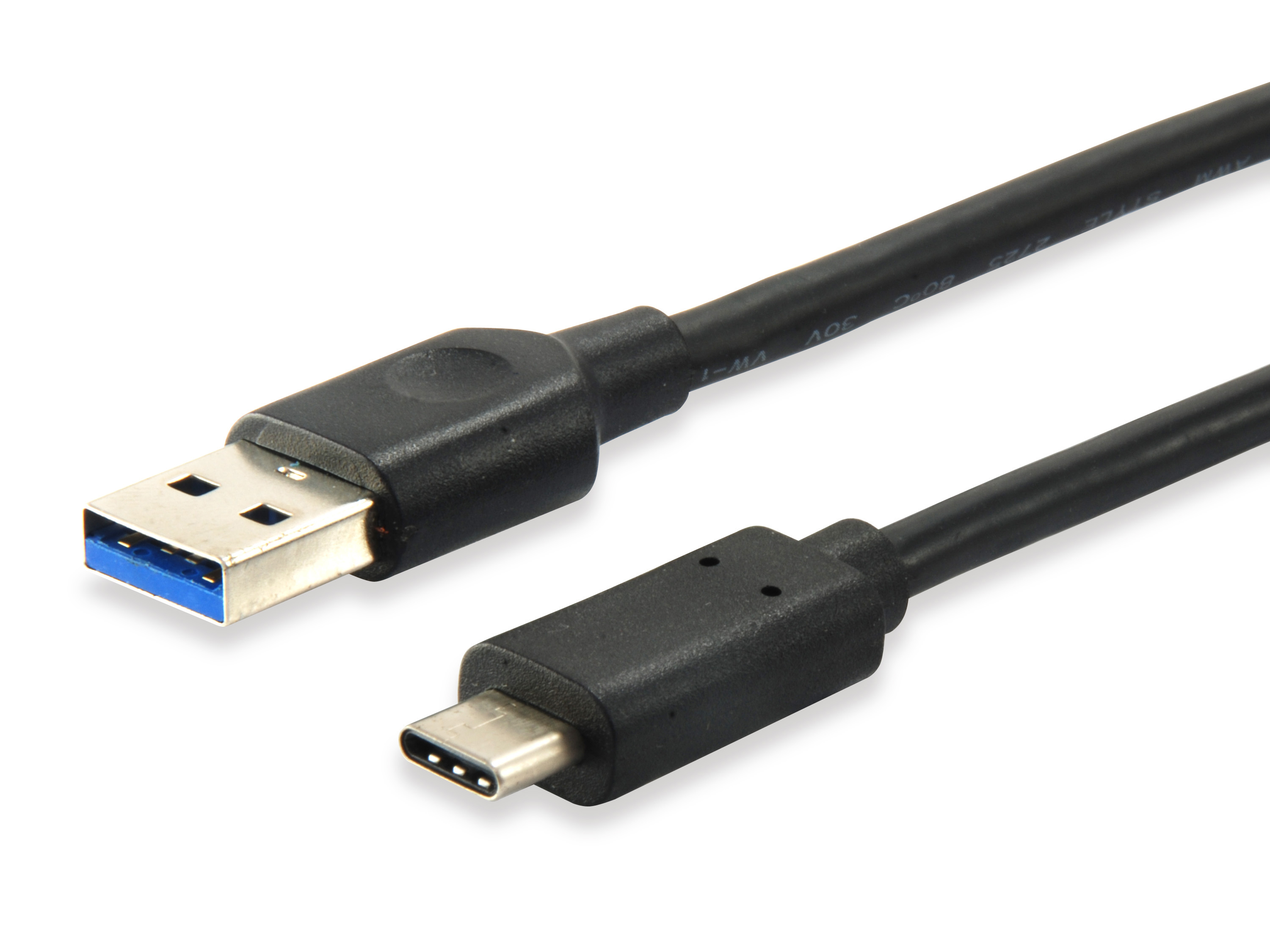 Zwarte USB-kabel. USB-A aan één kant, USB-C aan de andere kant. Witte achtergrond.