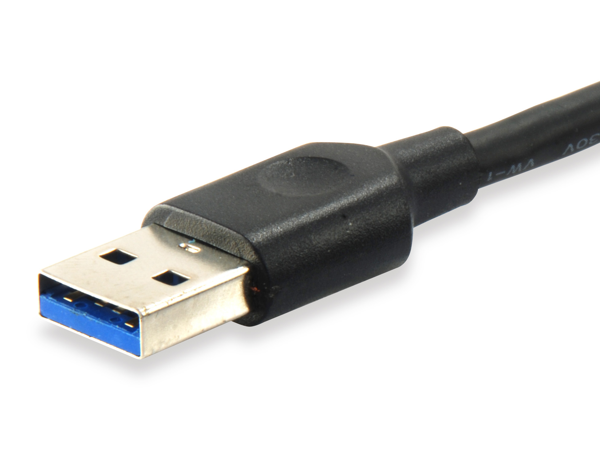 USB-kabel met een zwarte connector en blauwe details op een witte achtergrond.
